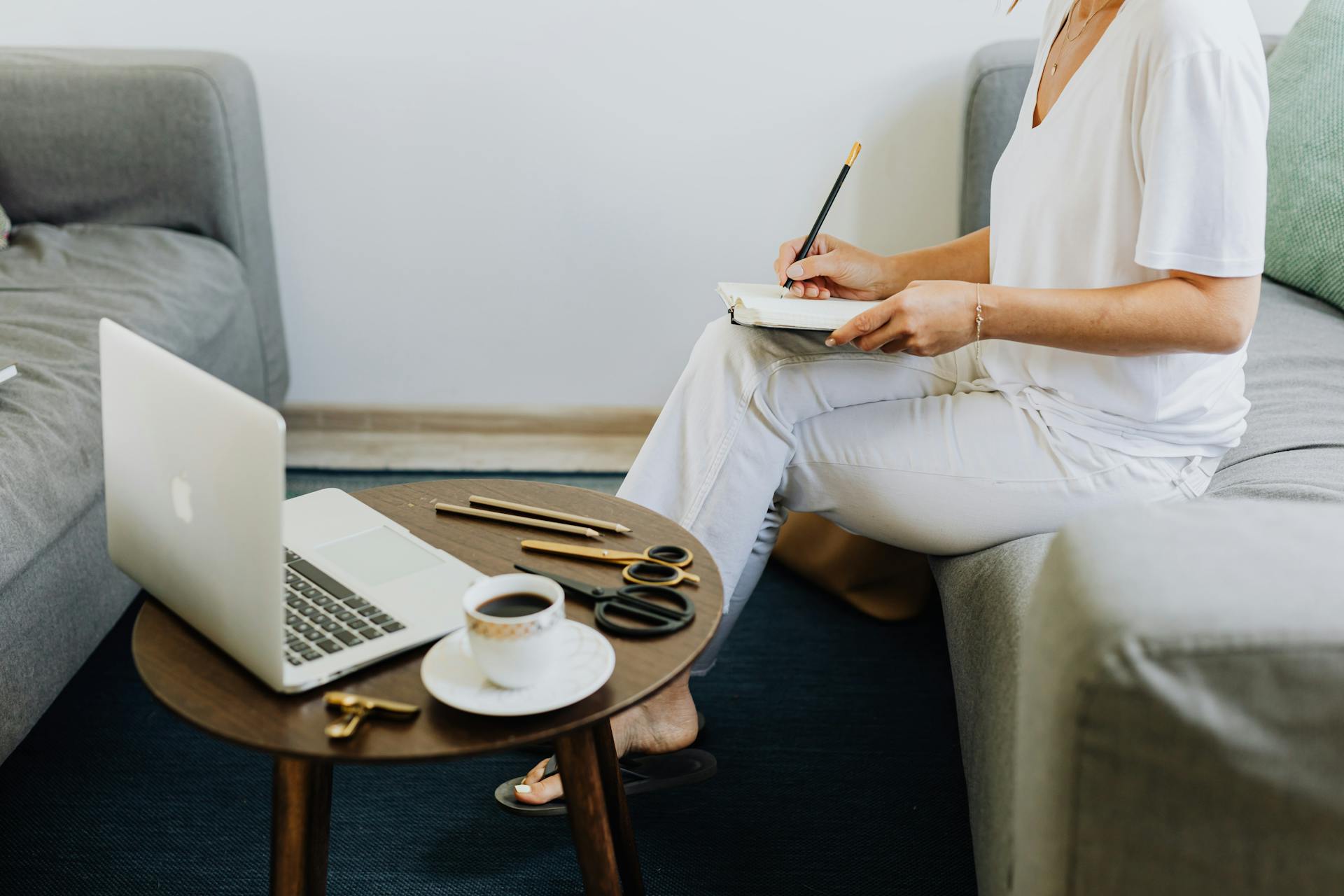 Une femme assise sur un canapé | Source : Pexels