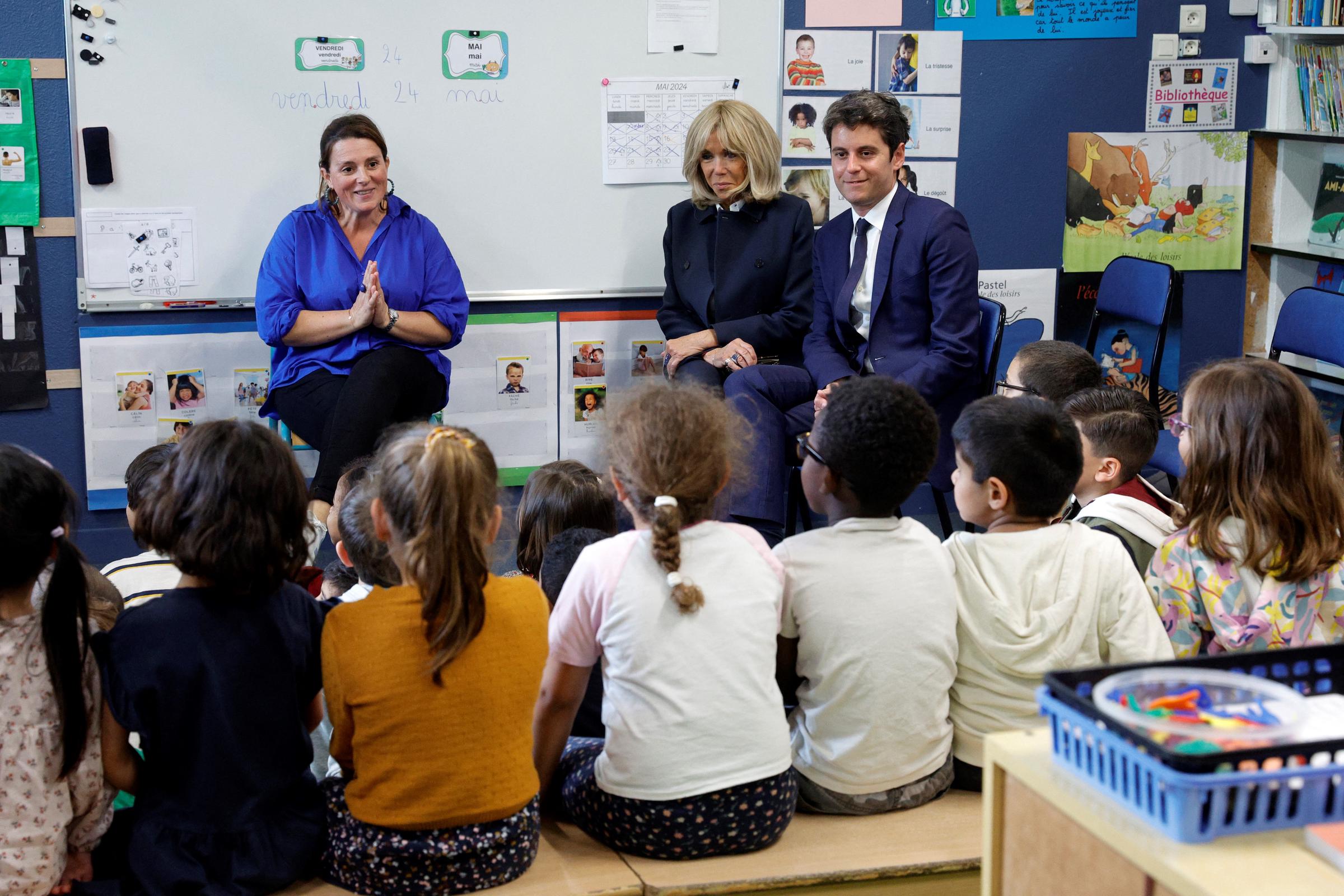 La Première dame Brigitte Macron (au centre) et le Premier ministre Gabriel Attal (à droite) lors d'une visite dans une école primaire à Antony, au sud-ouest de Paris, le 24 mai 2024 I Source : Getty Images