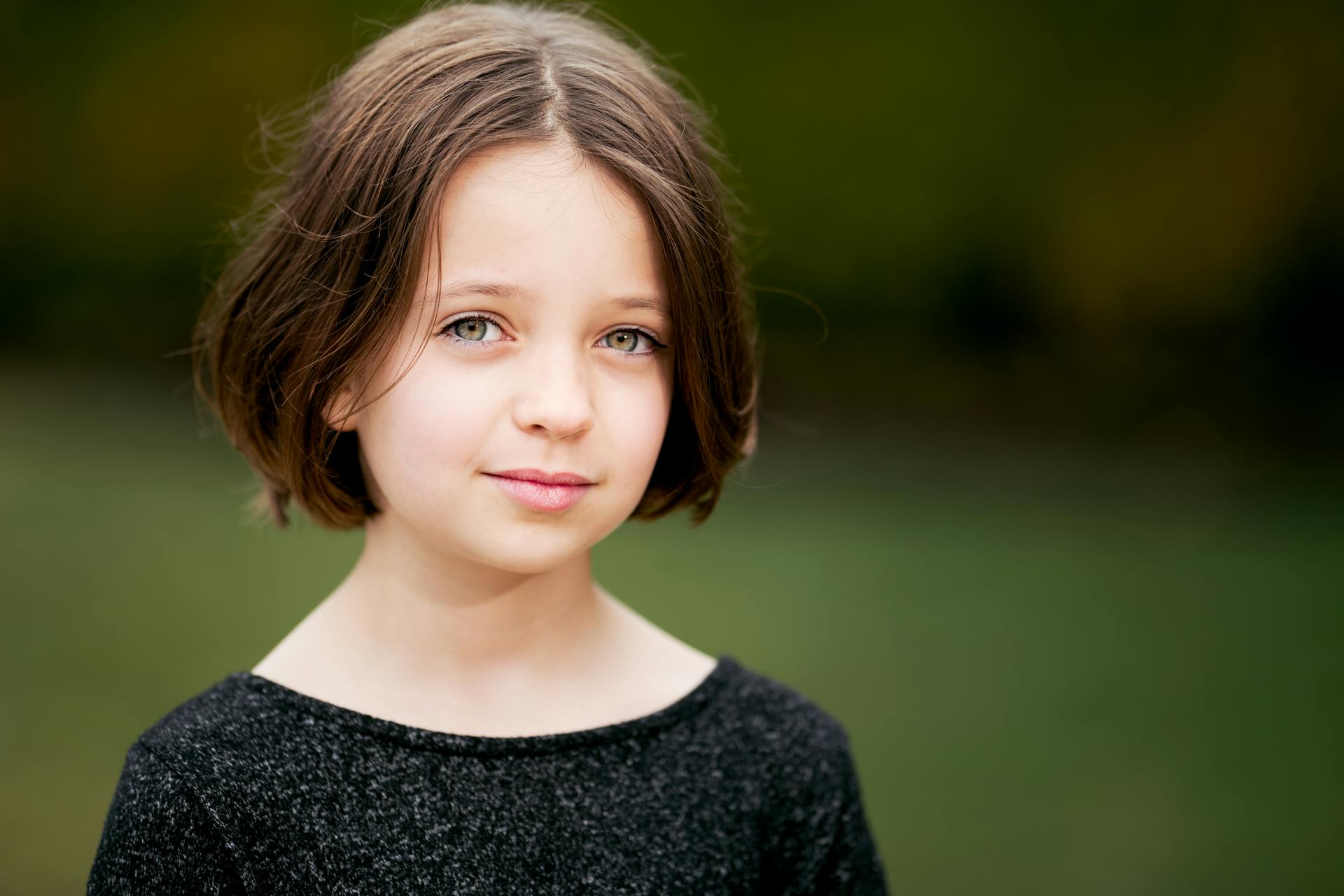 Une petite fille debout à l'extérieur | Source : Pexels