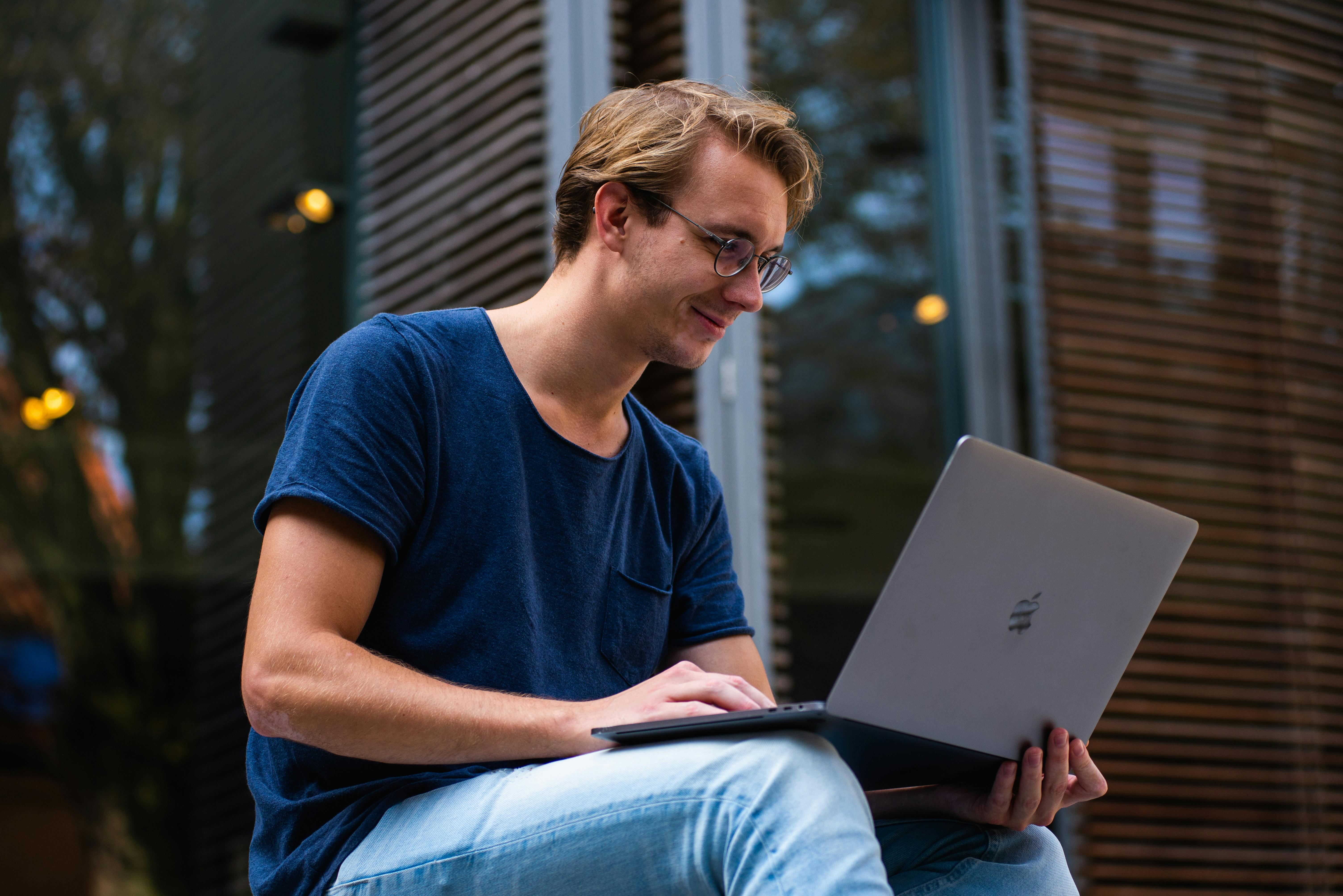 Un jeune homme utilisant un ordinateur portable | Source : Midjourney