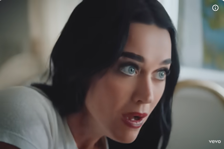 Katy Perry affiche un regard choqué dans son clip « Bandaids », daté du 7 novembre 2025. | Source : Youtube/KatyPerry