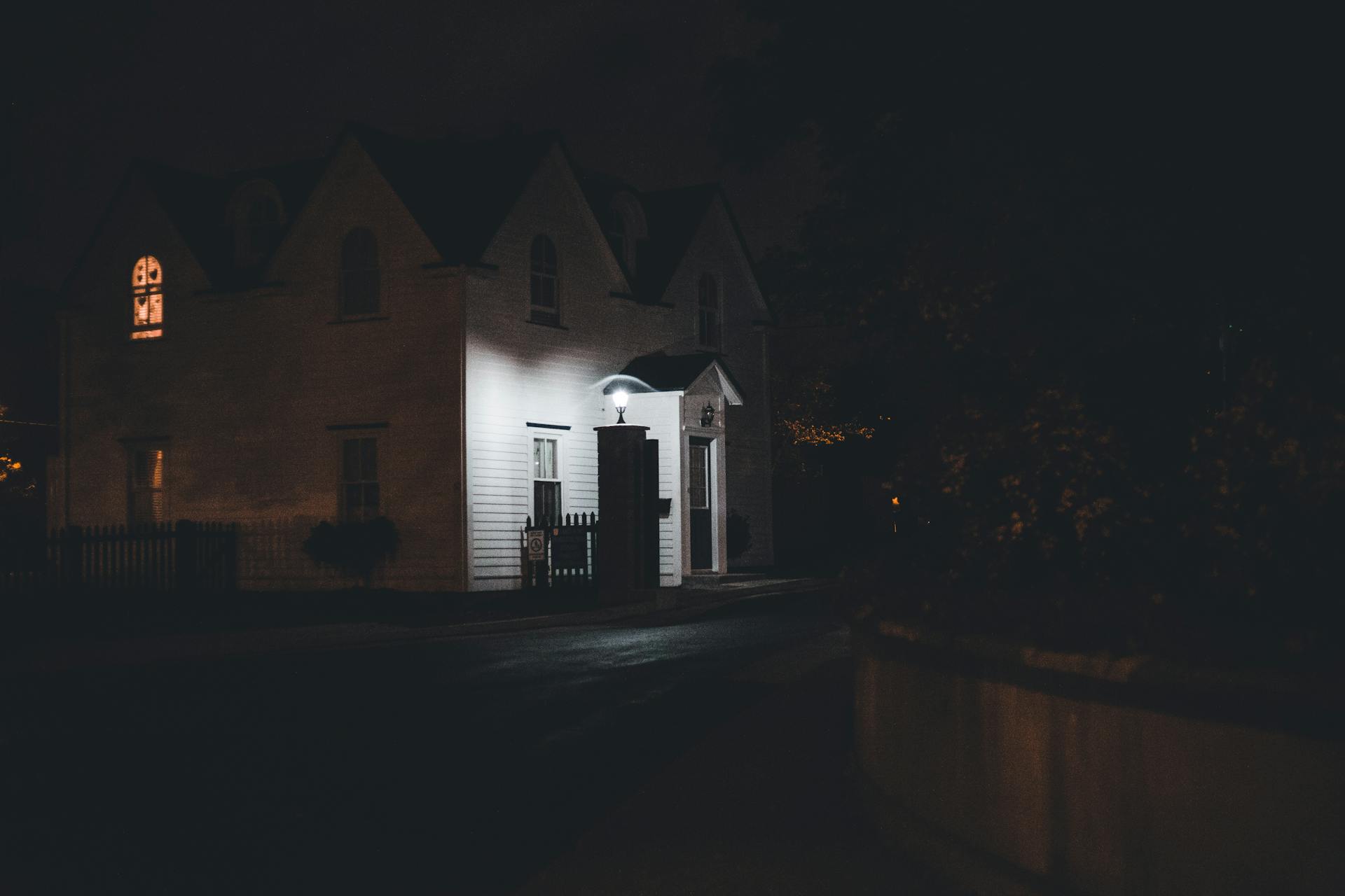 Une maison la nuit | Source : Pexels