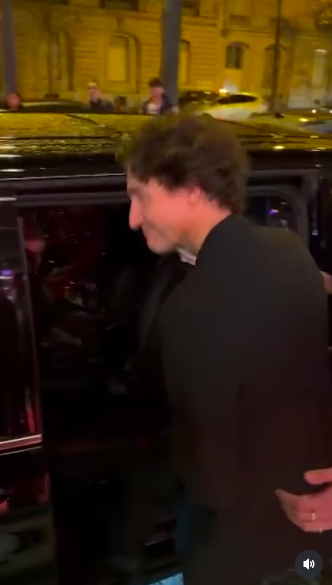 Justin Trudeau sourit aux caméras après avoir fait monter Katy Perry dans leur voiture. | Source : Instagram/tmz_tv