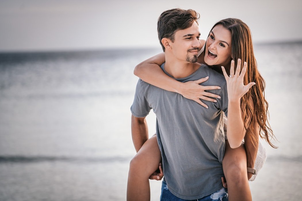 Il s'est fiancé à une charmante jeune fille | Source : Unsplash