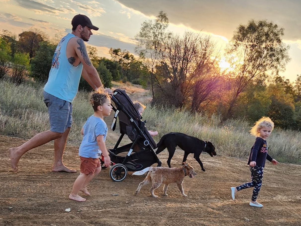 Shaun Ranger accompagné de ses enfants Chandler et Baylee et de leurs chiens. | Source : GoFundMe