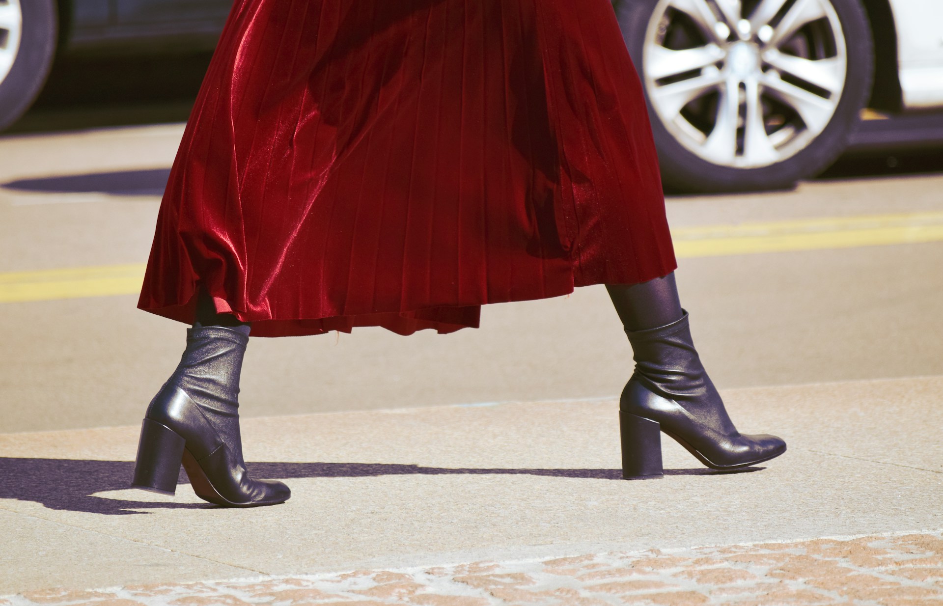 Gros plan sur une femme marchant près d'une voiture | Source : Unsplash