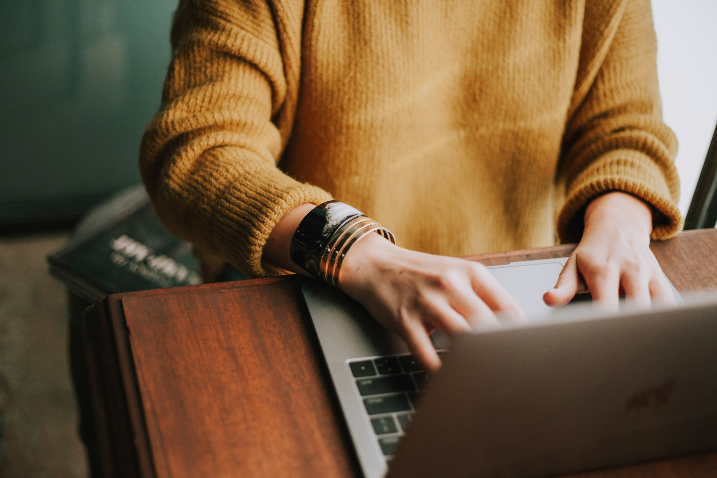 Une femme tapant sur son ordinateur portable | Source : Unsplash