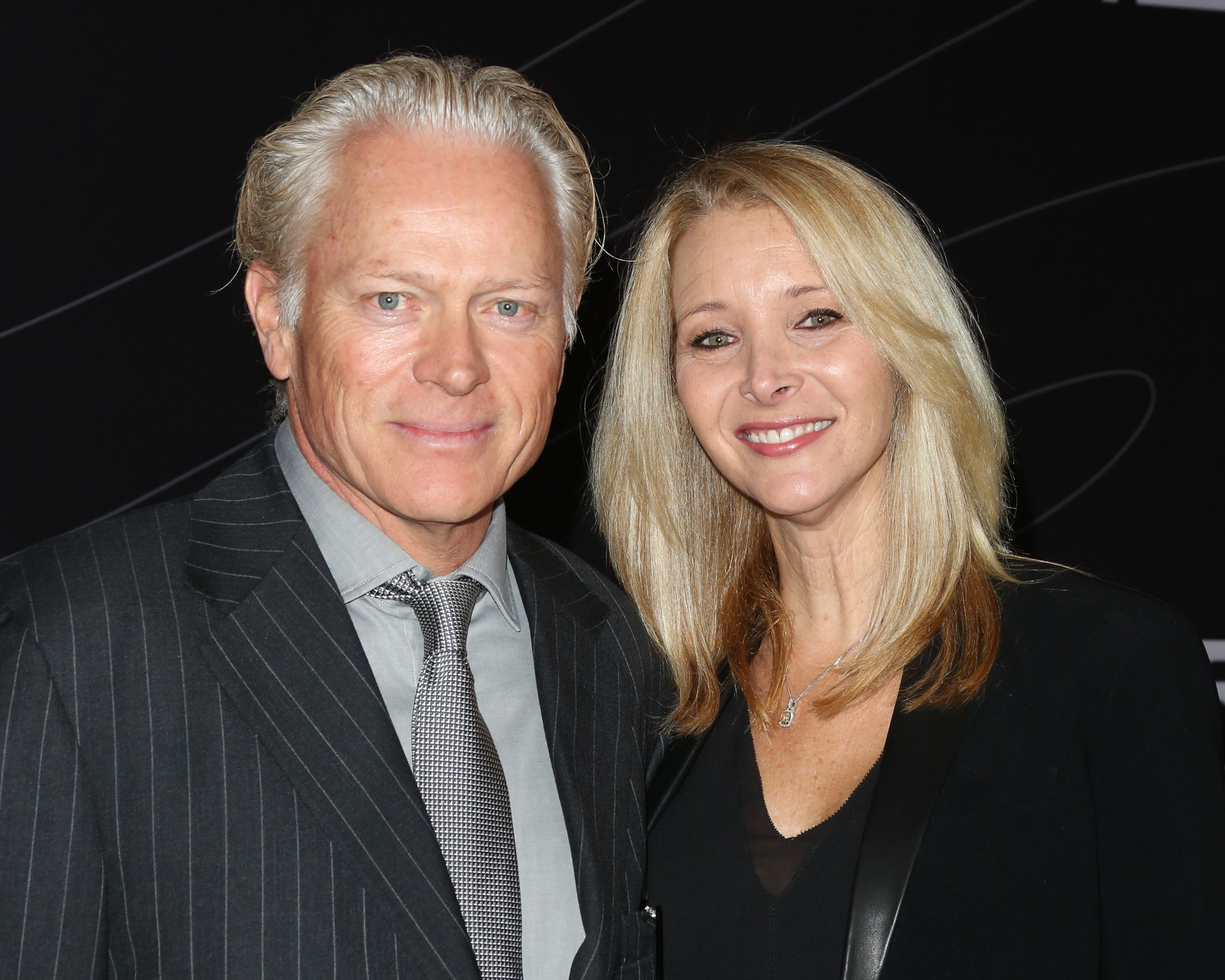 Michel Stern et Lisa Kudrow assistent au gala de réouverture du Petersen Automotive Museum le 5 décembre 2015 | Source : Getty Images