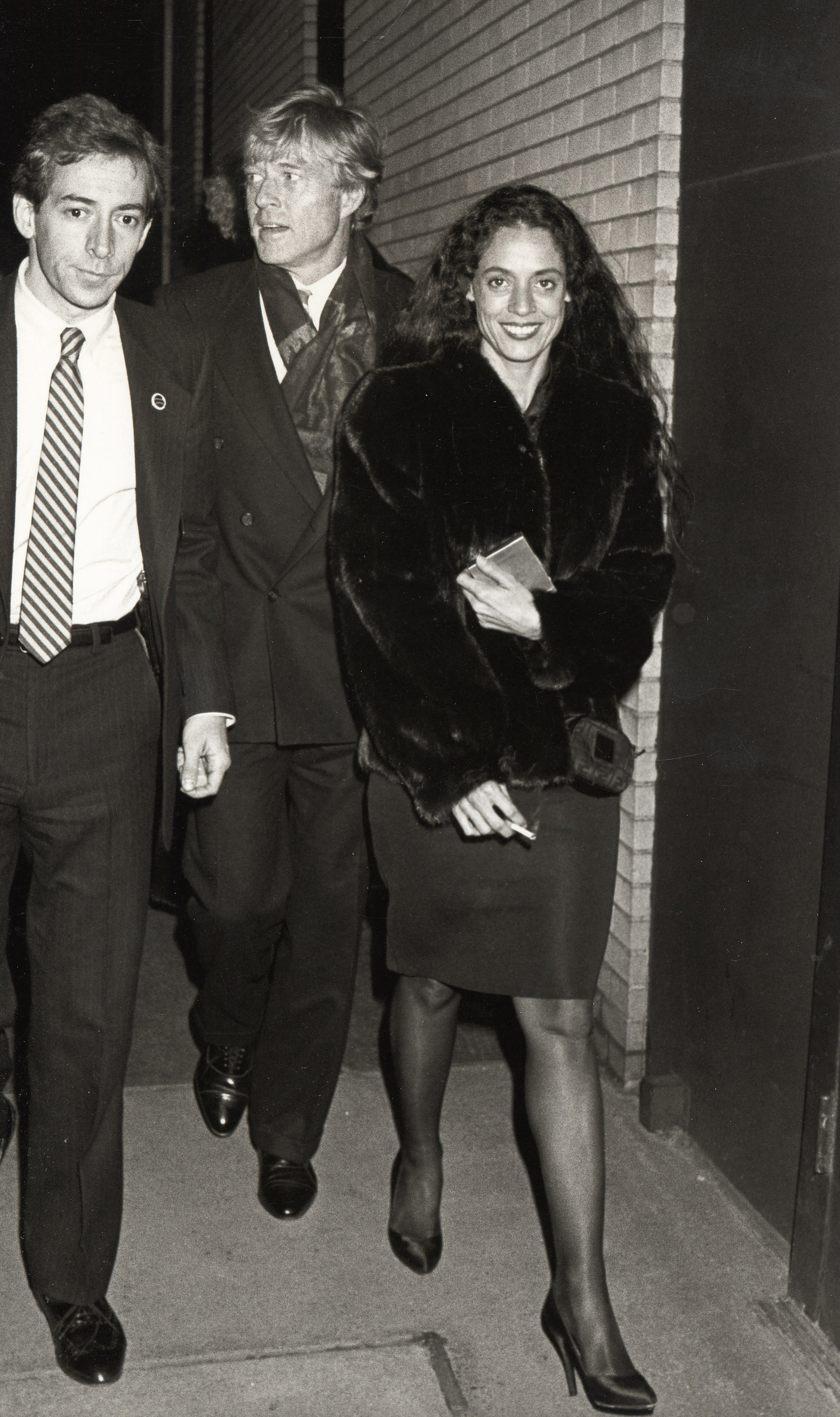 Robert Redford et Sonia Braga lors de la première du film « The Milagro Beanfield War » à New York en 1988. | Source : Getty Images