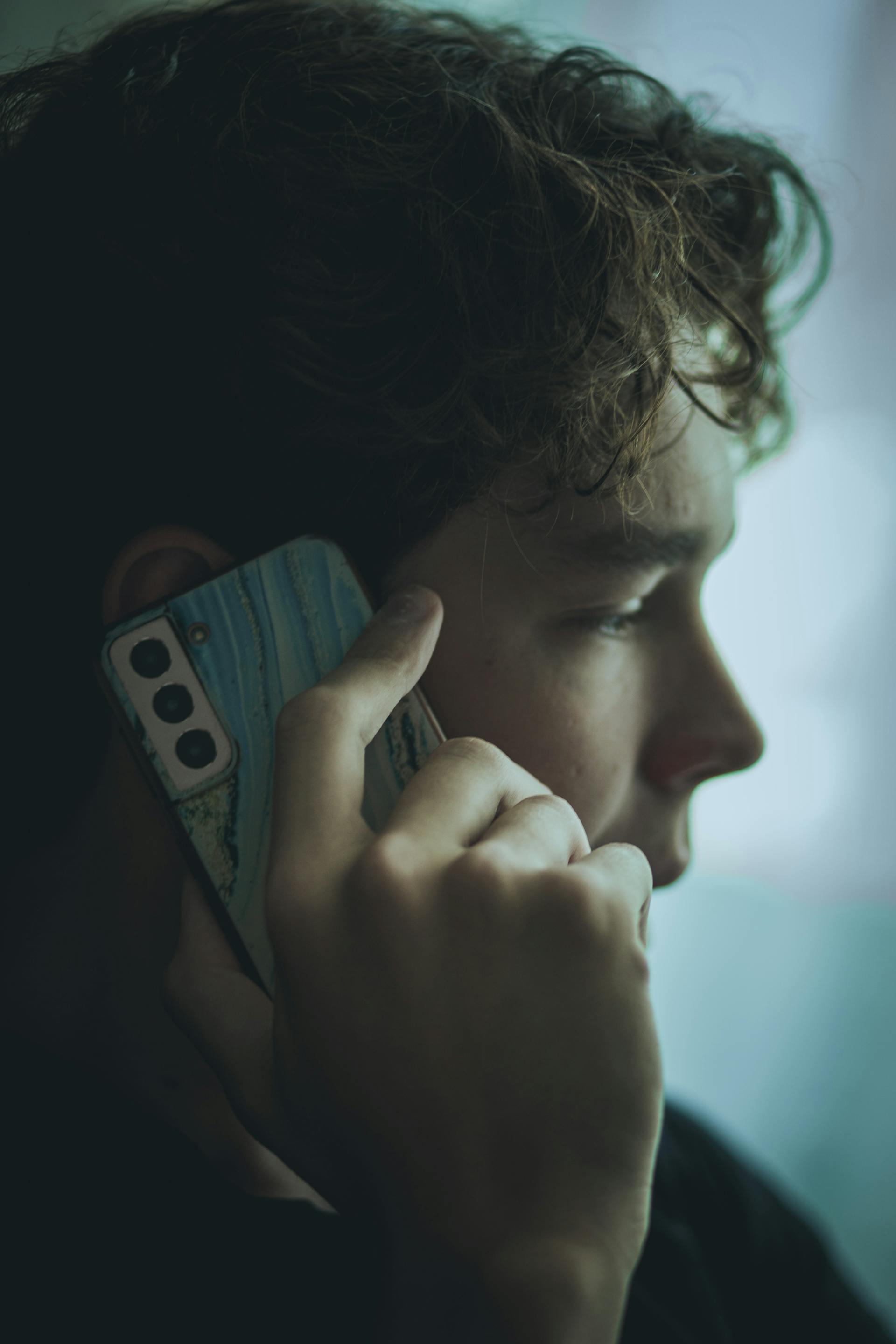 Un homme qui parle au téléphone | Source : Pexels