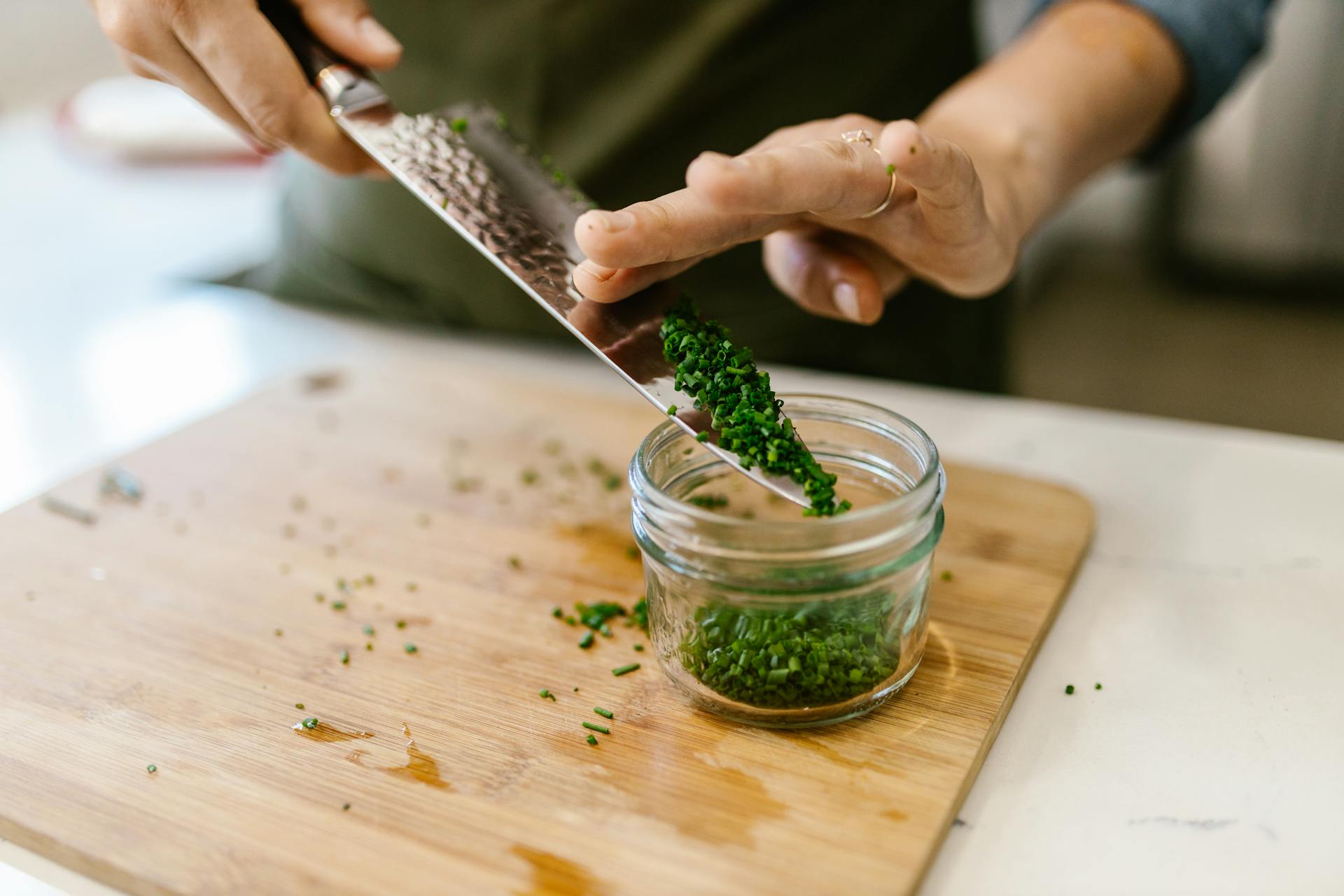 Une femme coupe des légumes | Source : Pexels