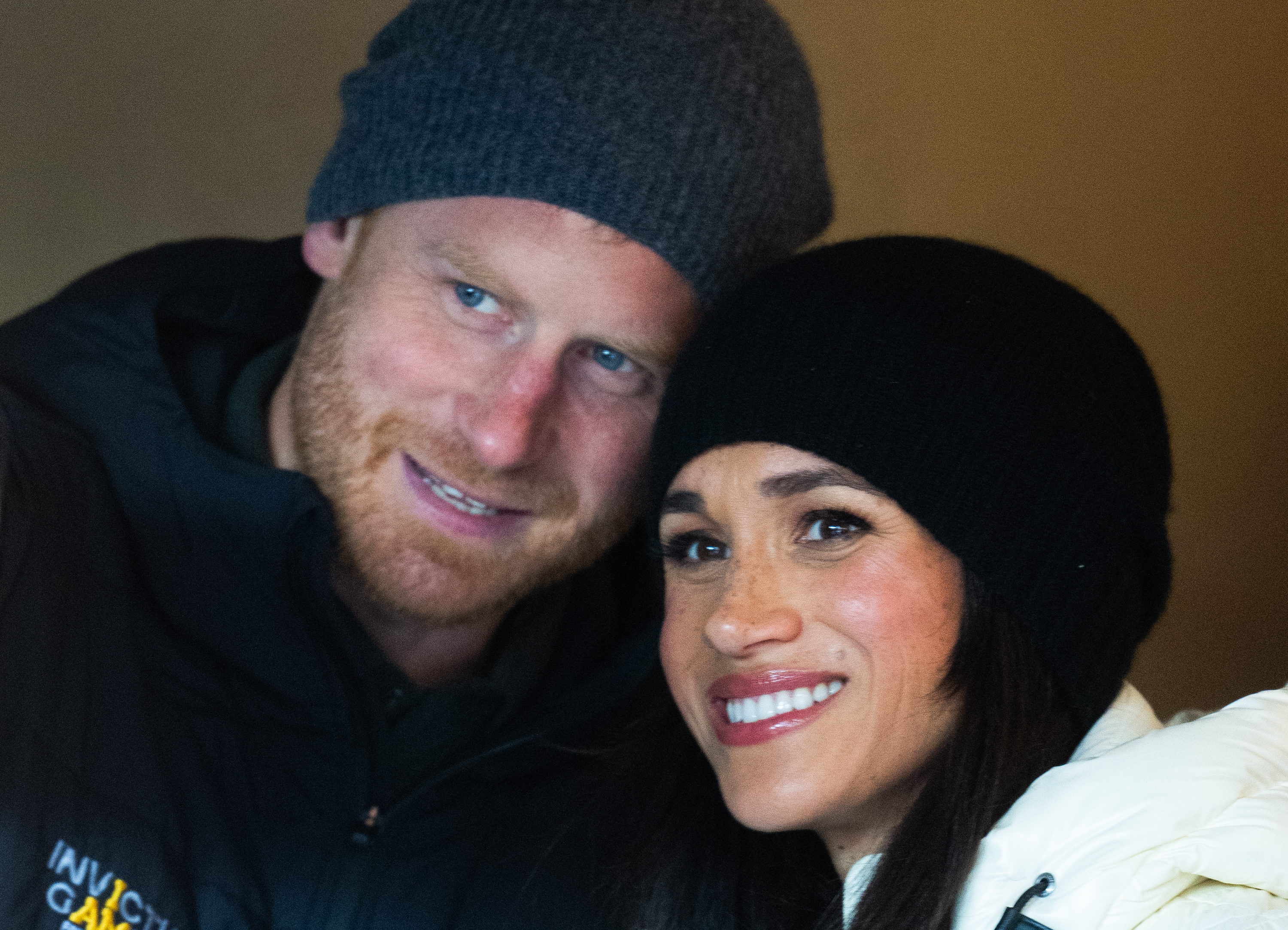 Le prince Harry, duc de Sussex, et Meghan, duchesse de Sussex, à la cérémonie d'accueil de Whistler lors de la deuxième journée des Invictus Games 2025, le 10 février en Colombie-Britannique, au Canada. | Source : Getty Images