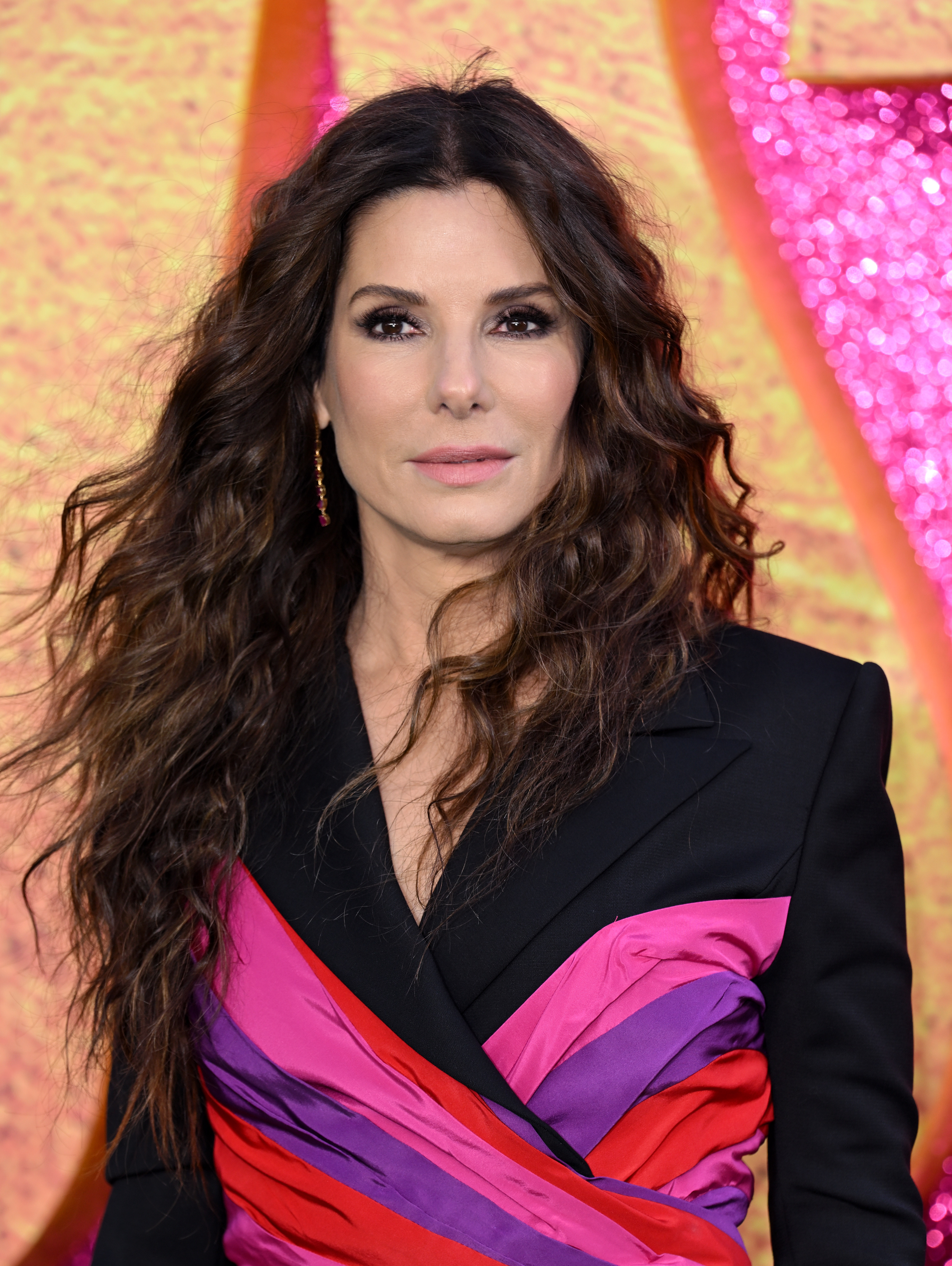 Sandra Bullock assiste à une projection au Royaume-Uni, à Londres, et pose devant un fond coloré et texturé lors de l'événement | Source : Getty Images