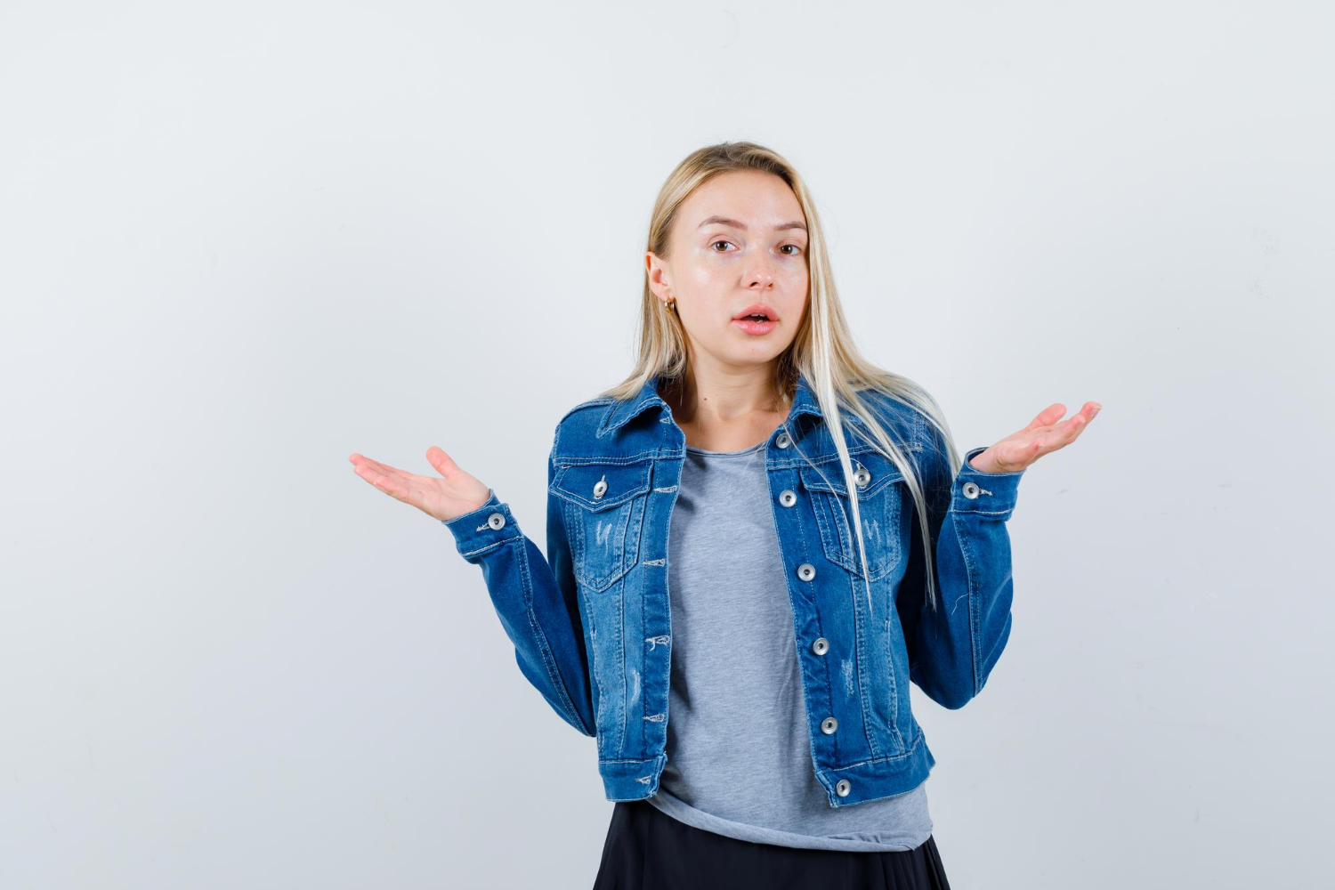 Une femme haussant les épaules | Source : Freepik
