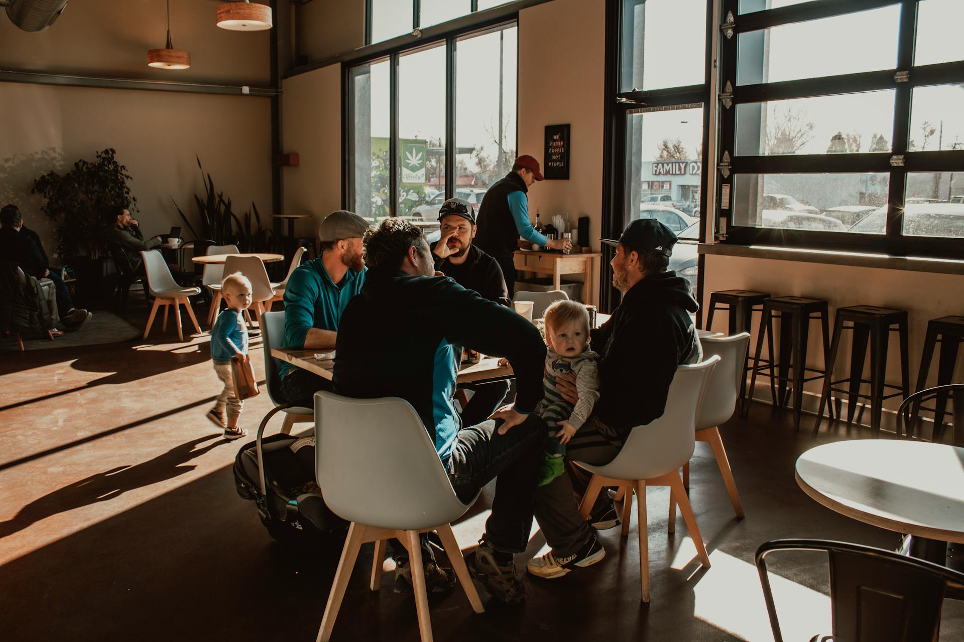 Des gens dans un café | Source : Pexels
