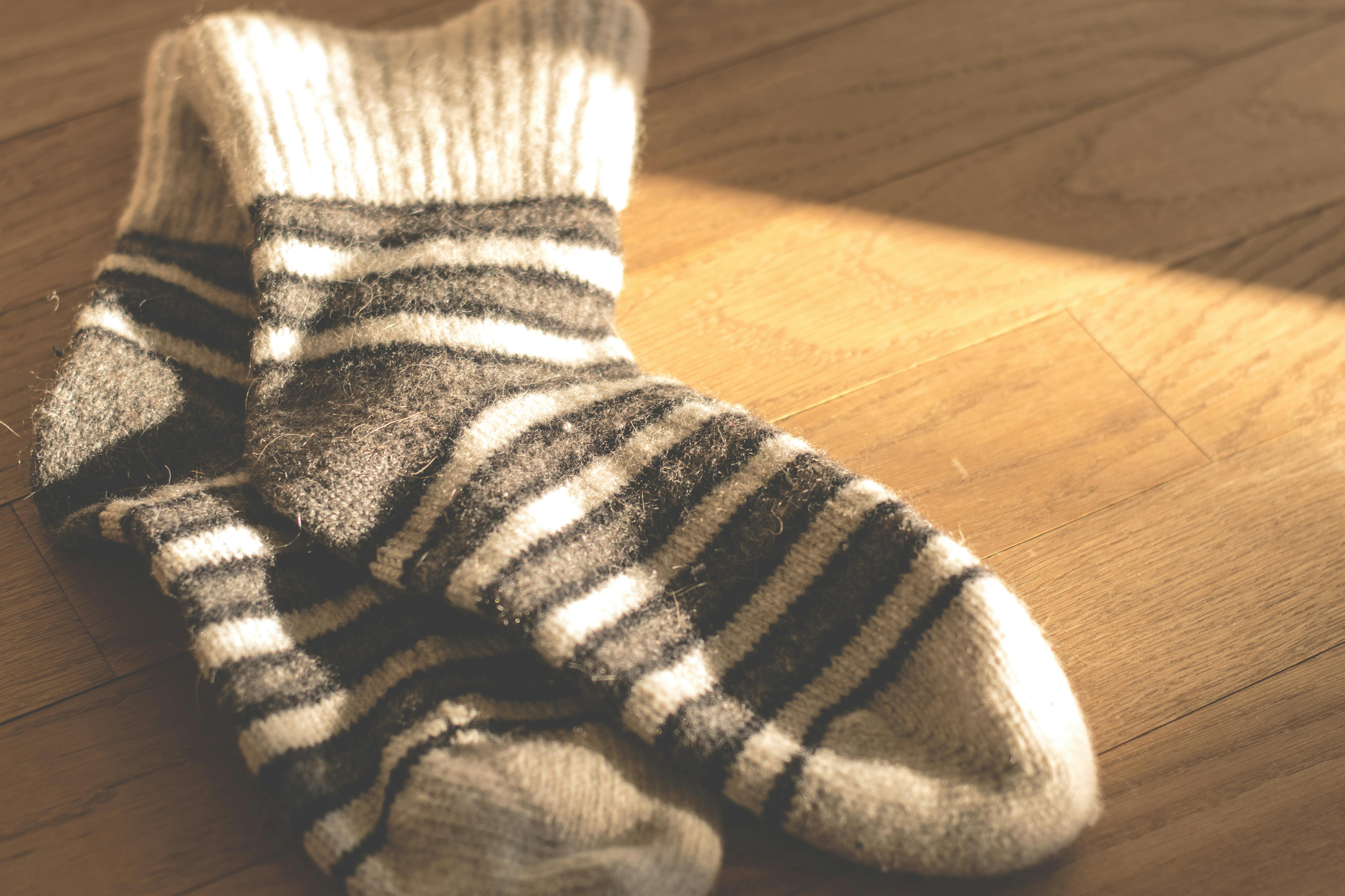 Chaussettes pelucheuses sur une table | Source : Pexels
