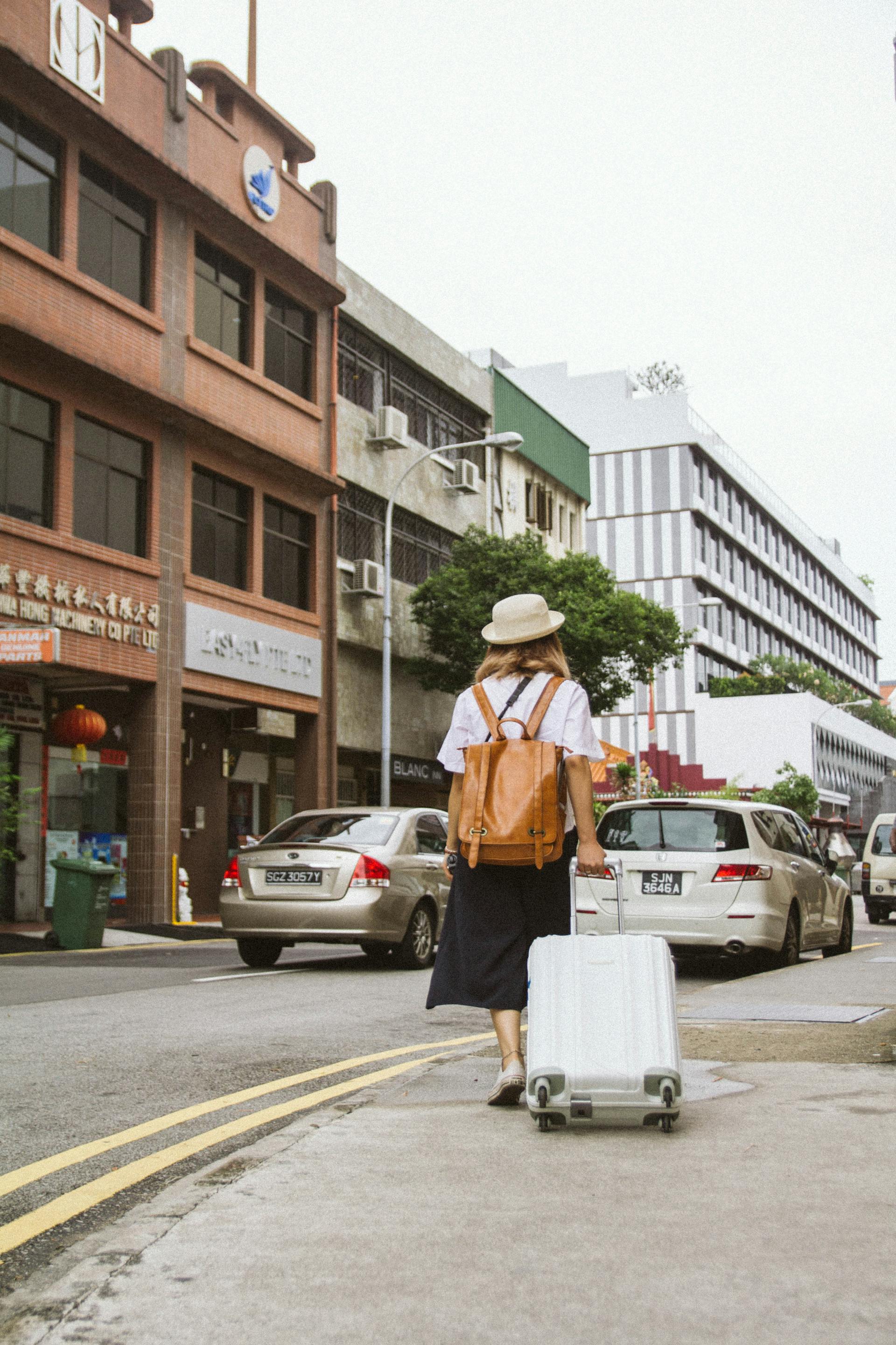 Une femme avec une valise | Source : Pexels