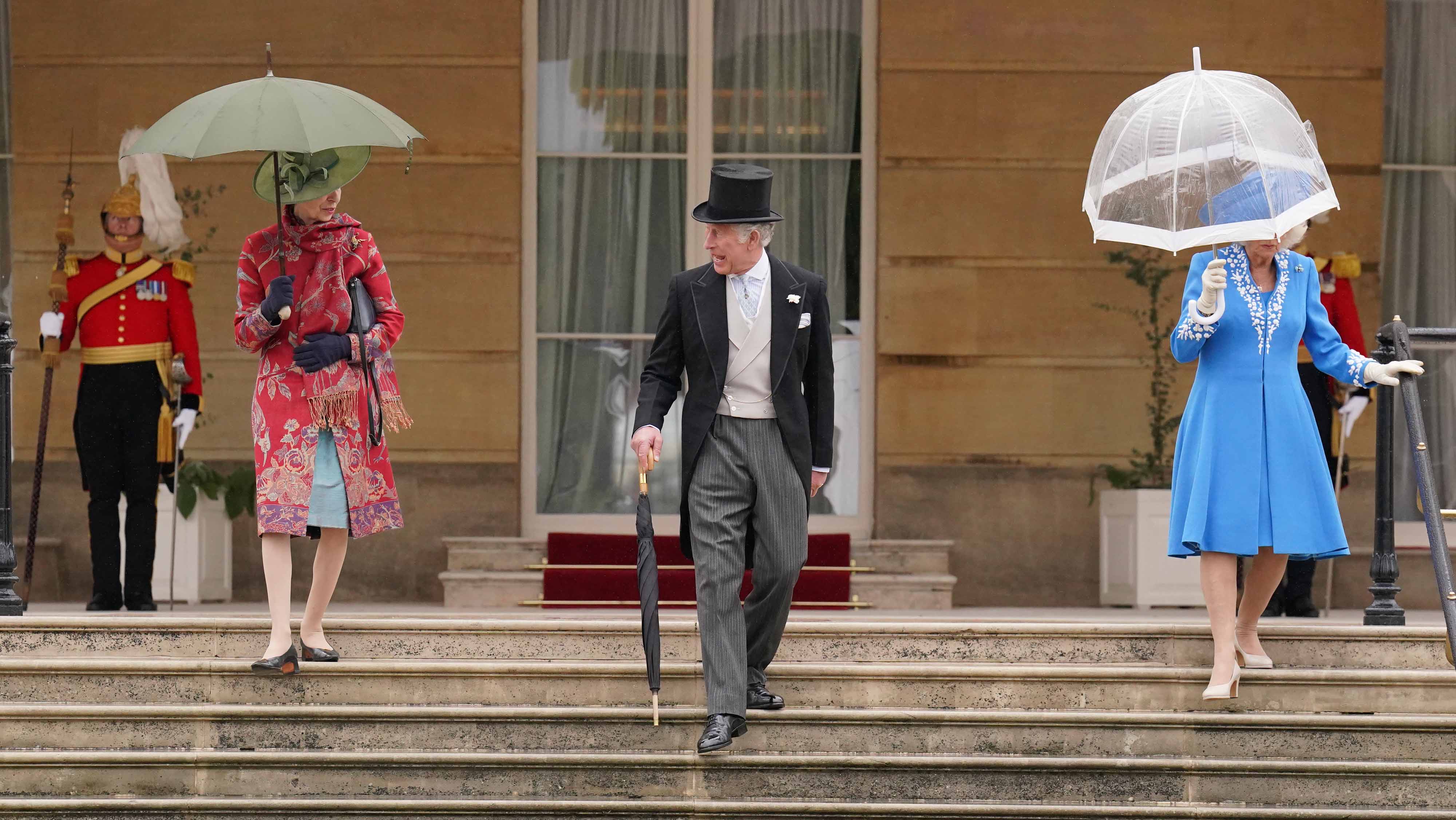 La princesse Anne, le roi Charles III et la reine Camilla arrivant à une fête de jardin royale au palais de Buckingham, le 11 mai 2022, à Londres, en Angleterre. | Source : Getty Images