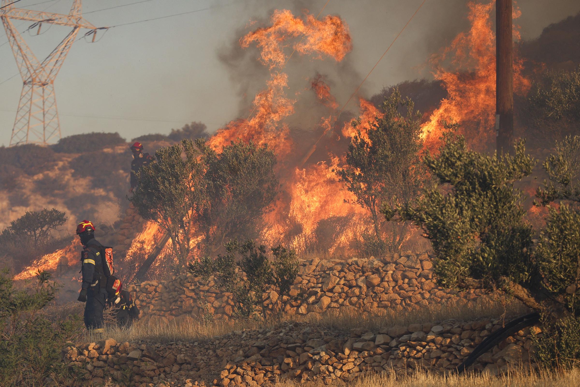 Les pompiers luttent contre un incendie qui s'est déclaré à Ierapetra, dans le sud de l'île grecque de Crète, le 3 juillet 2025. Un incendie de forêt attisé par des vents violents sur l'île grecque de Crète a entraîné l'évacuation des habitants et des touristes, ont indiqué les autorités le 3 juillet 2025 I Source : Getty Images