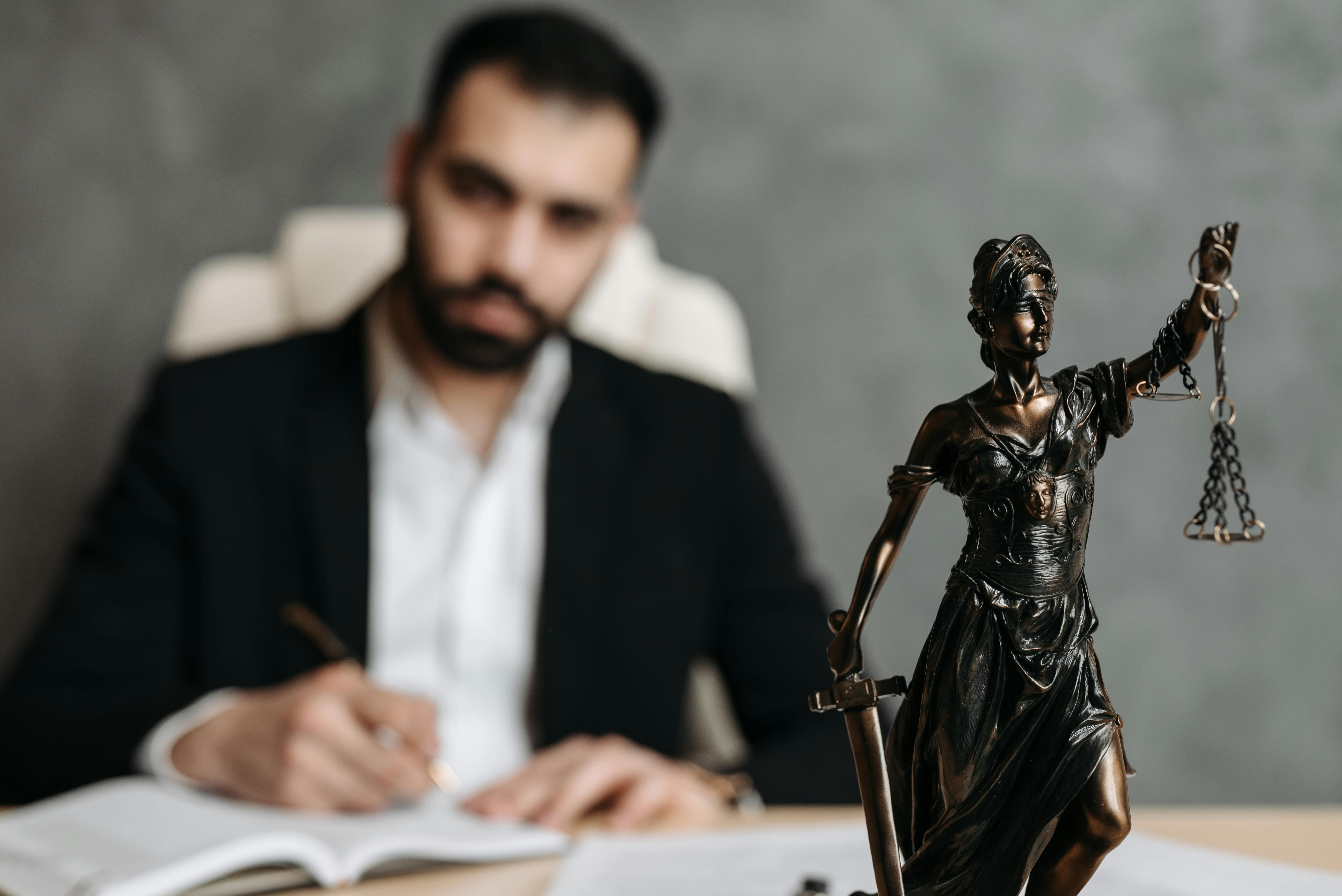 Un avocat dans son bureau | Source : Pexels