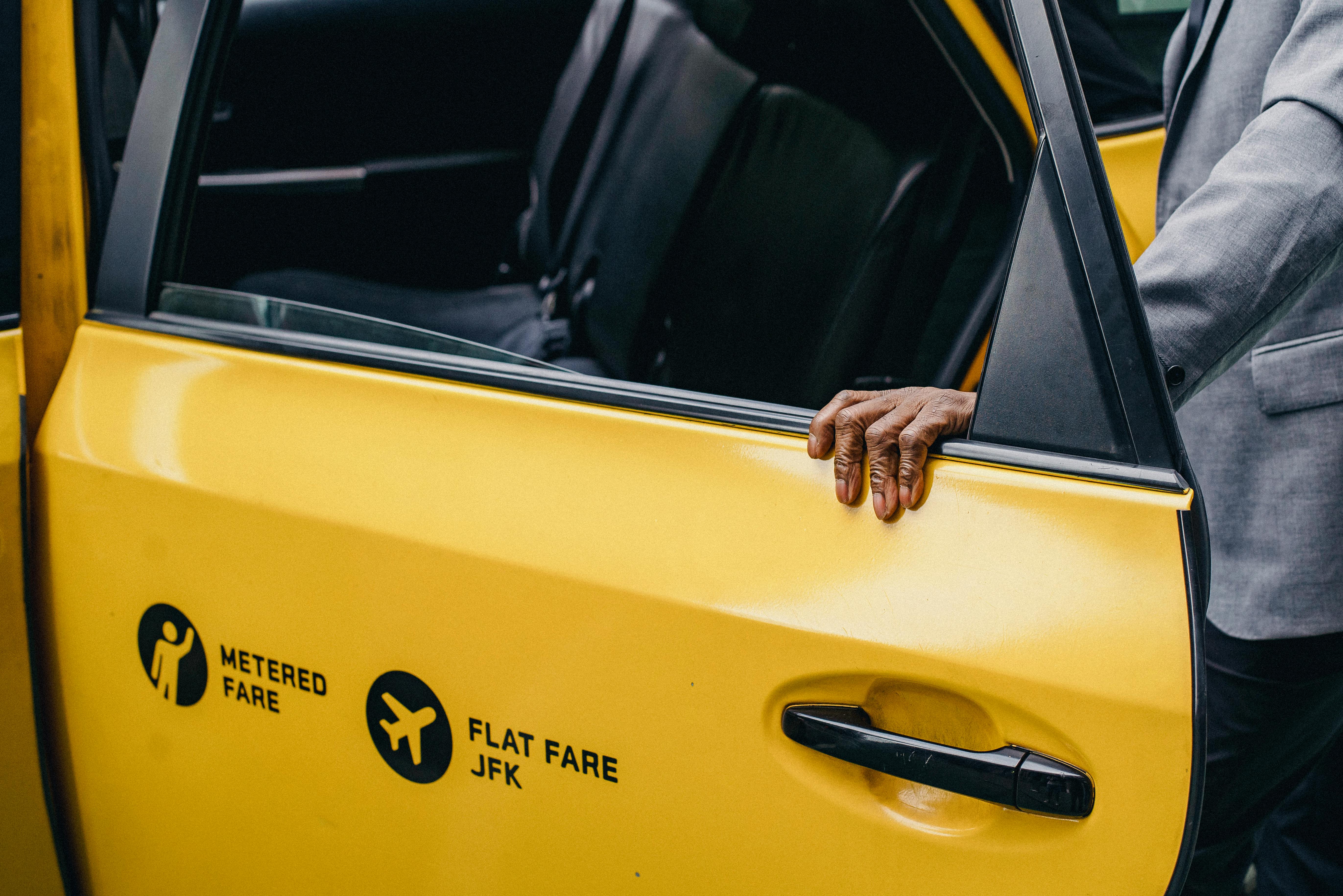 Une personne ouvrant la porte d'un taxi | Source : Pexels