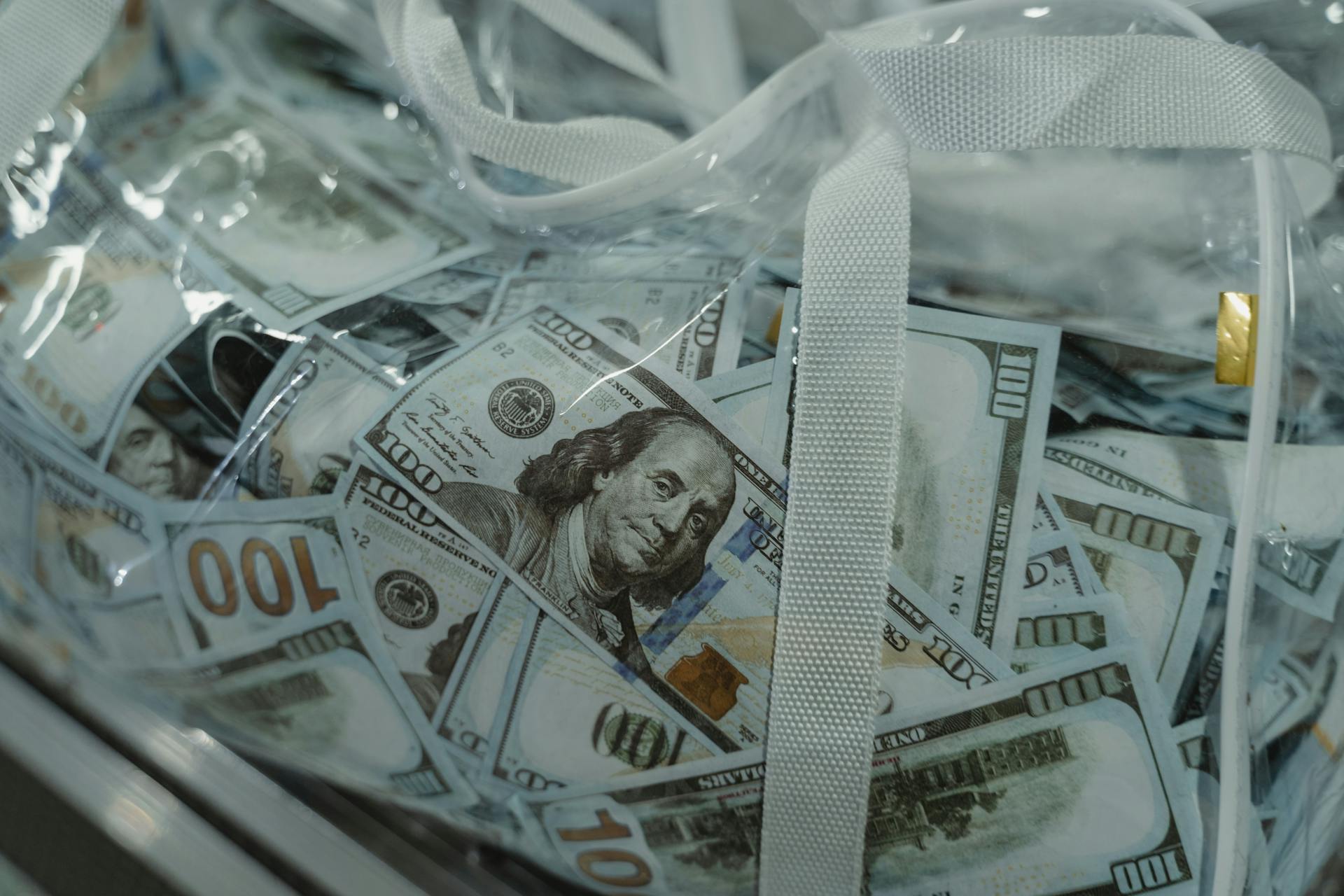 Un sac transparent contenant des billets de dollars américains | Source : Pexels