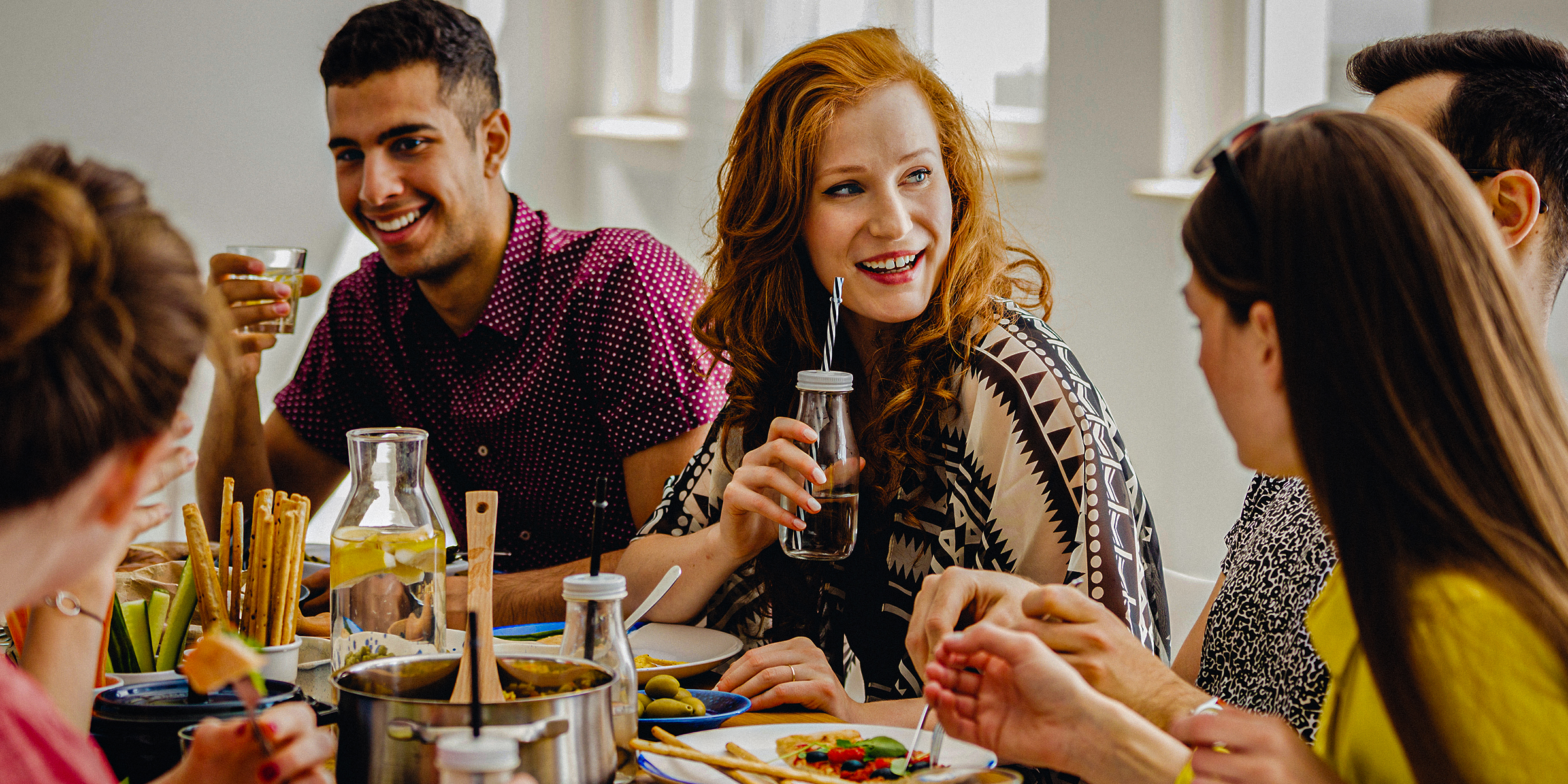 Un groupe de personnes assises autour d'une table | Source : Shutterstock