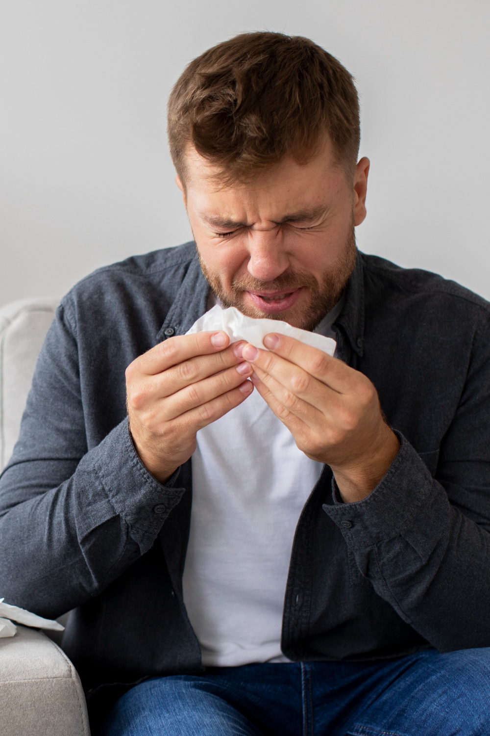 Un homme souffrant d’allergies | Source : Freepik
