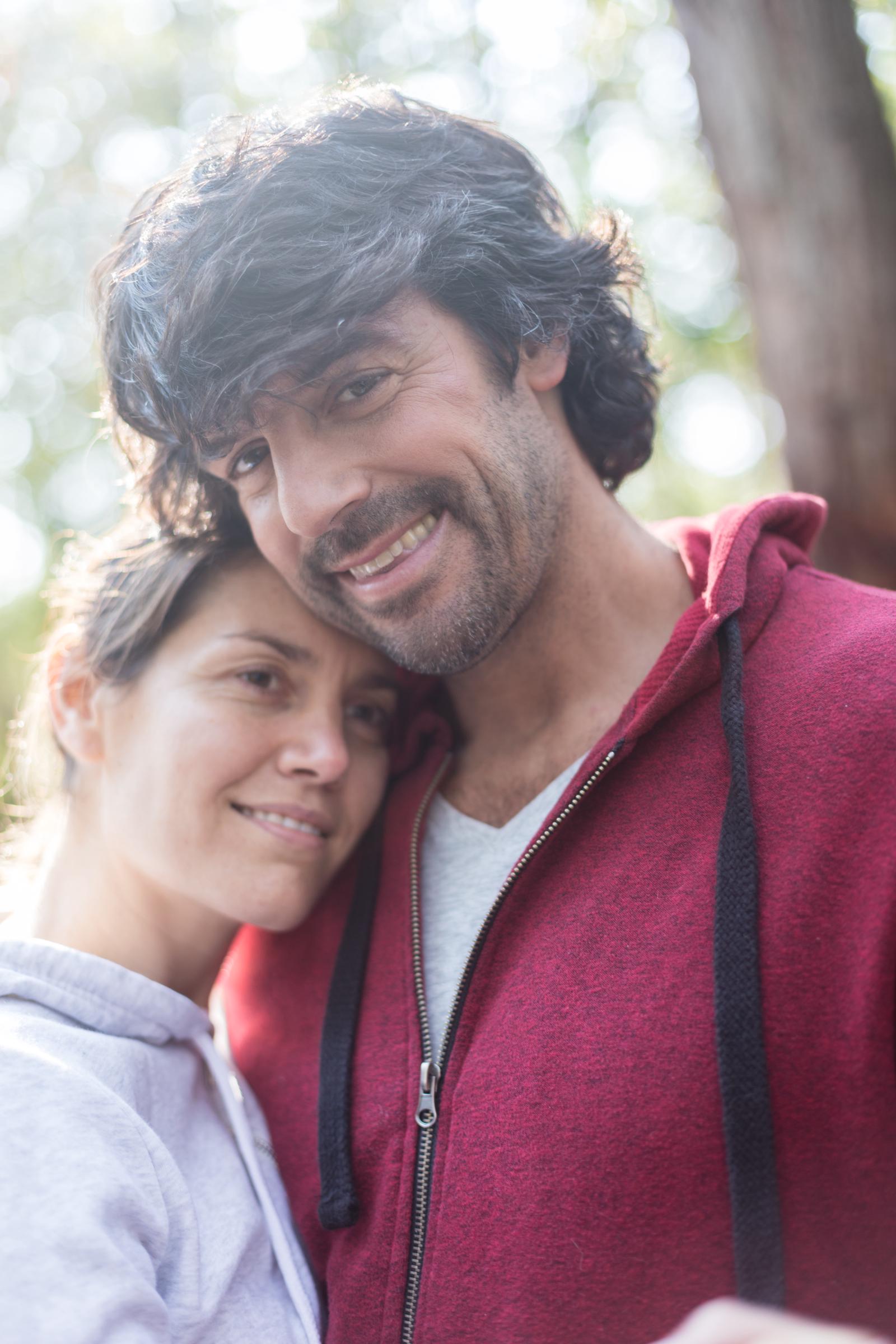 Un couple heureux s'embrasse | Source : Freepik