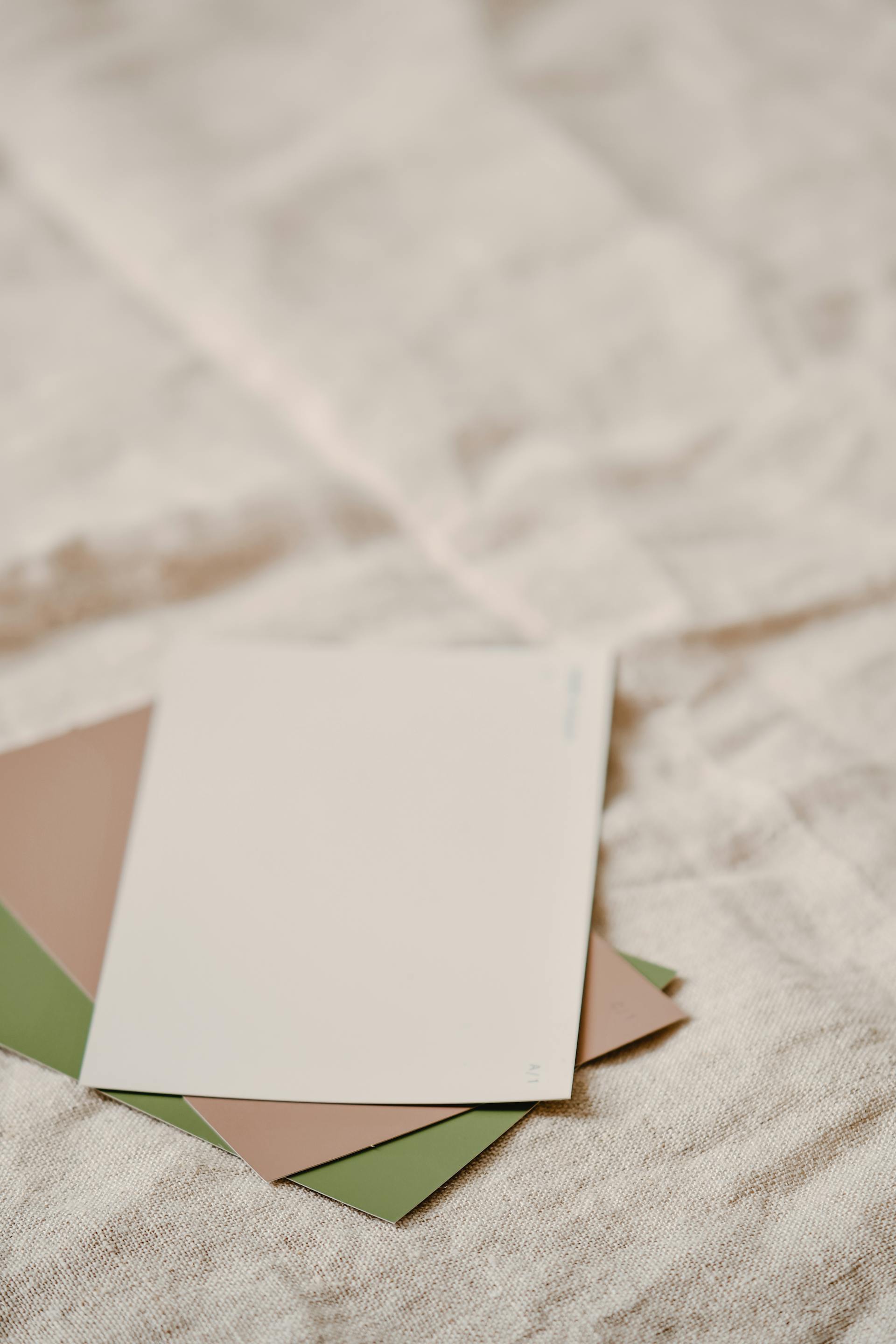Enveloppes sur un tissu | Source : Pexels
