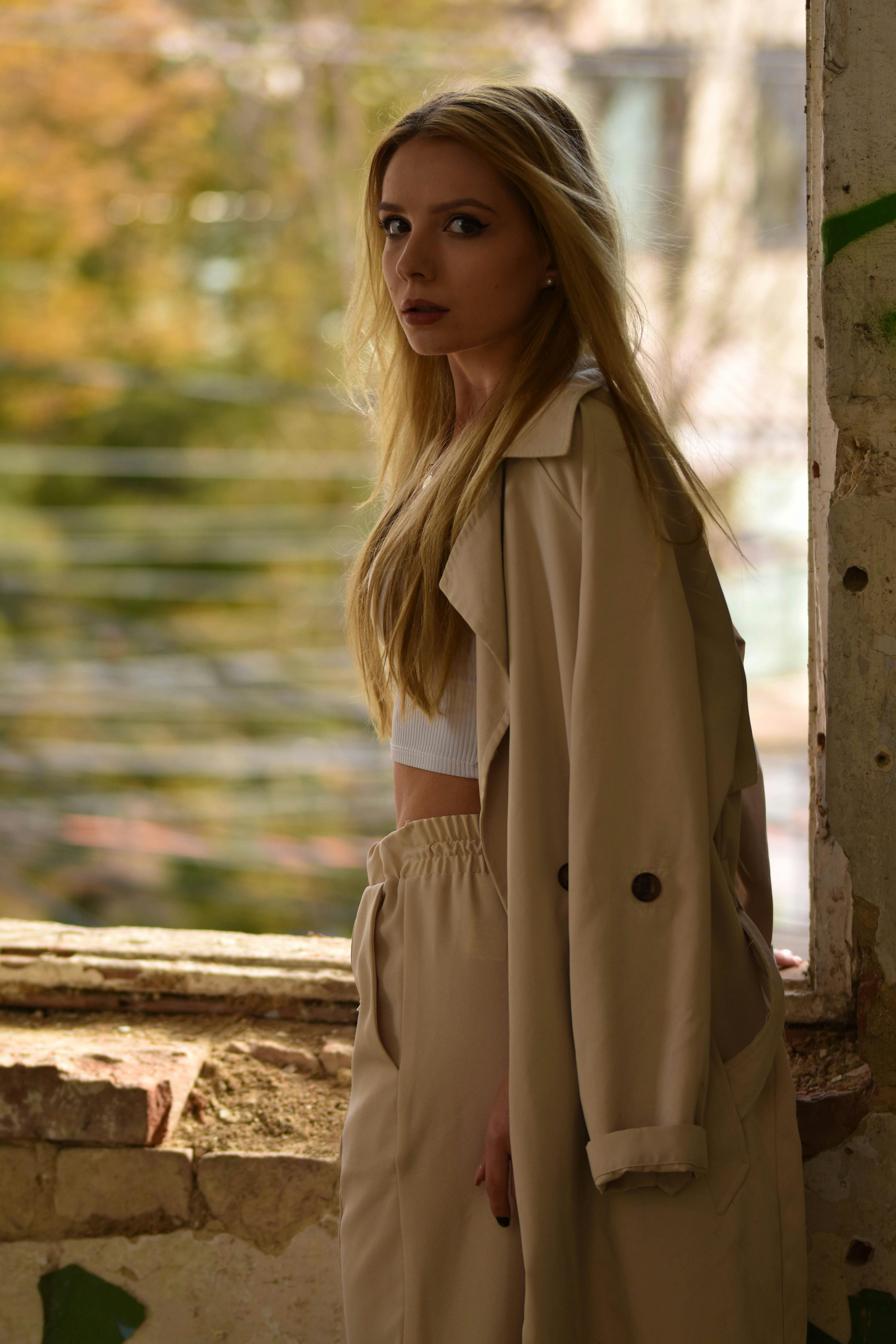 Une femme dans un bâtiment en ruine | Source : Pexels