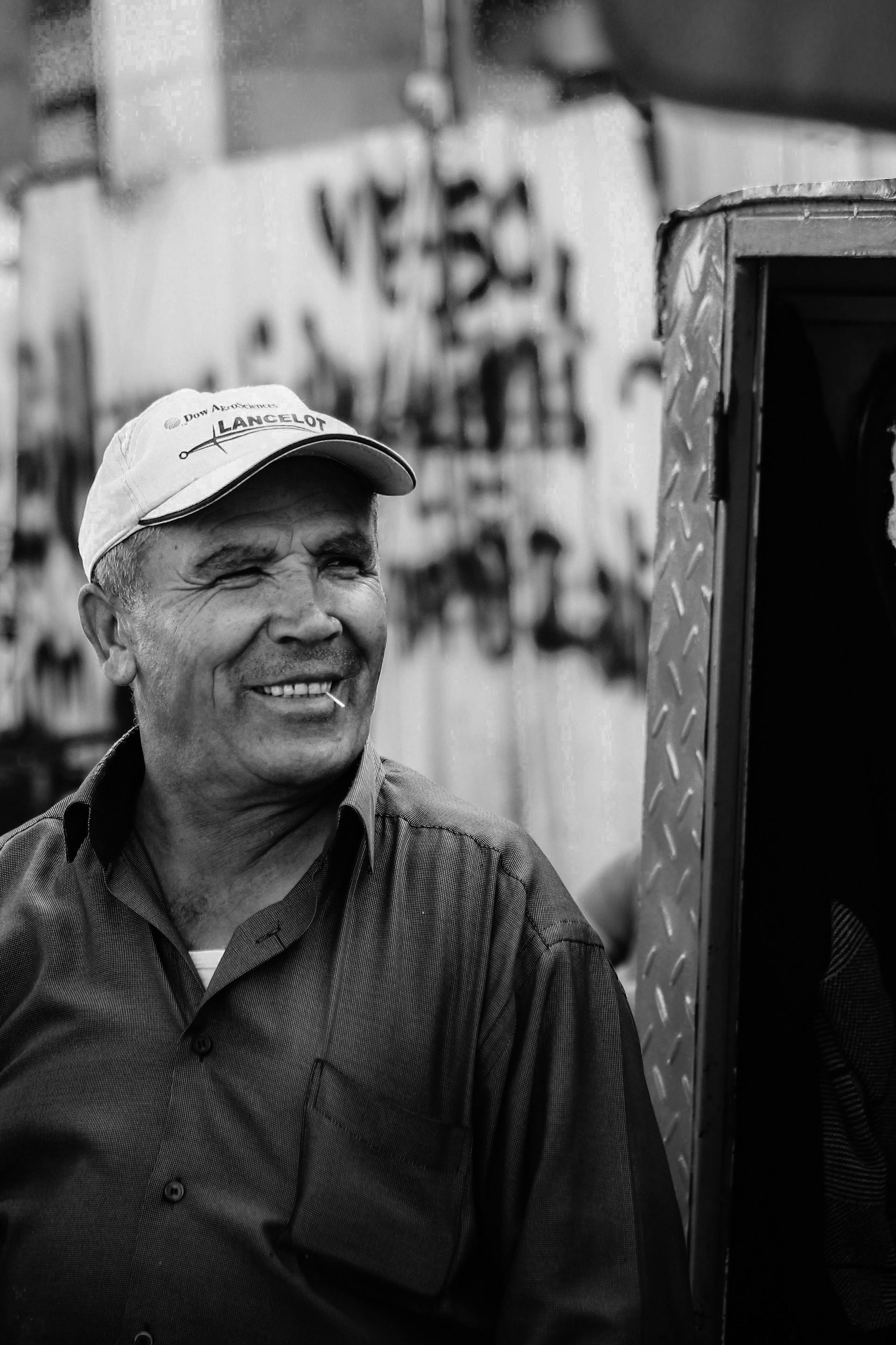 Photo en niveaux de gris d'un homme souriant | Source : Pexels