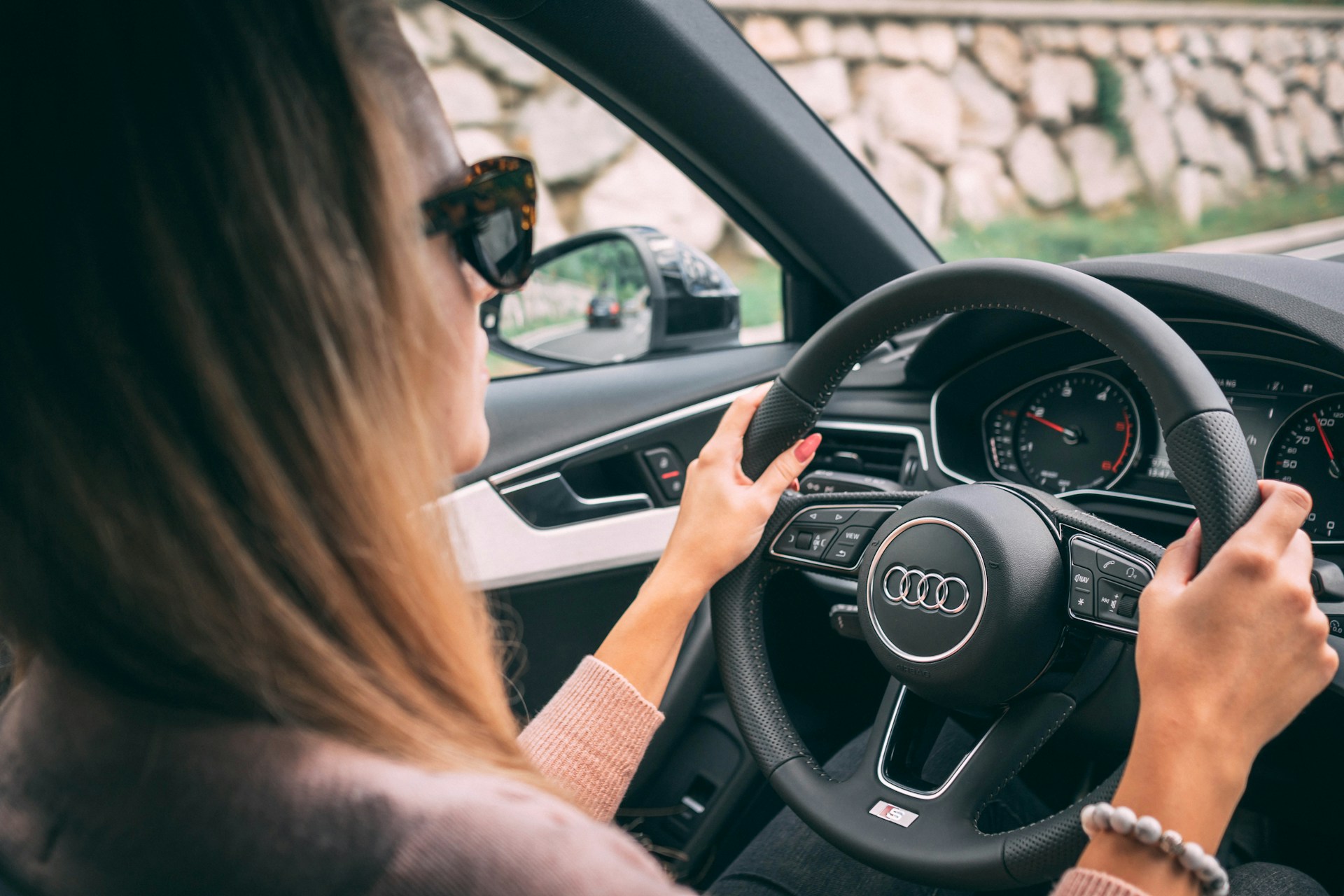 Une femme assise dans sa voiture | Source : Unsplash