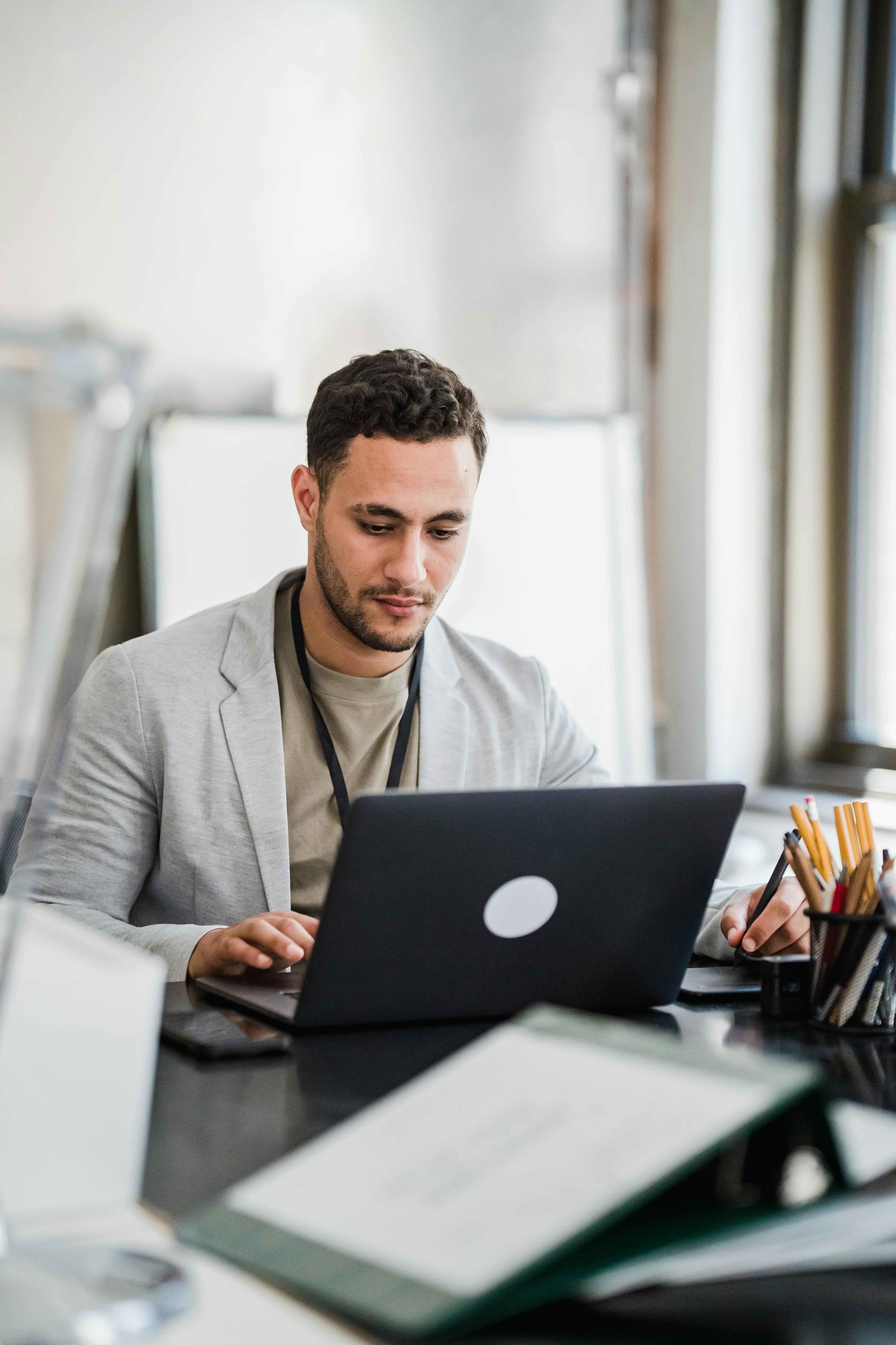 Un homme travaillant sur un ordinateur portable | Source : Pexels