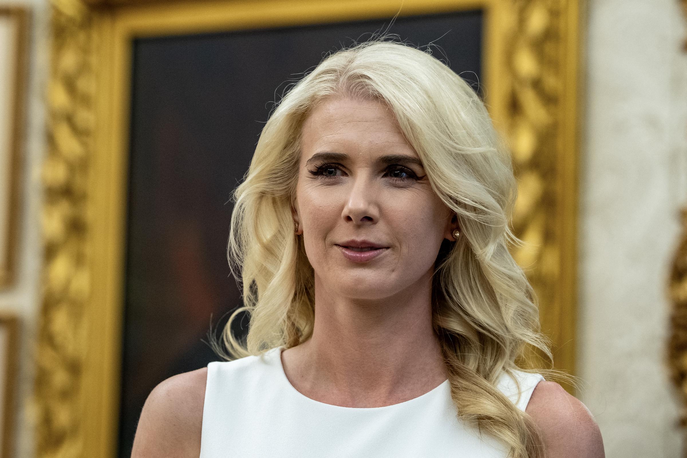 Natalie Harp, une collaboratrice du président Donald Trump, est photographiée alors qu'elle faisait partie de son entourage politique. | Source : Getty Images