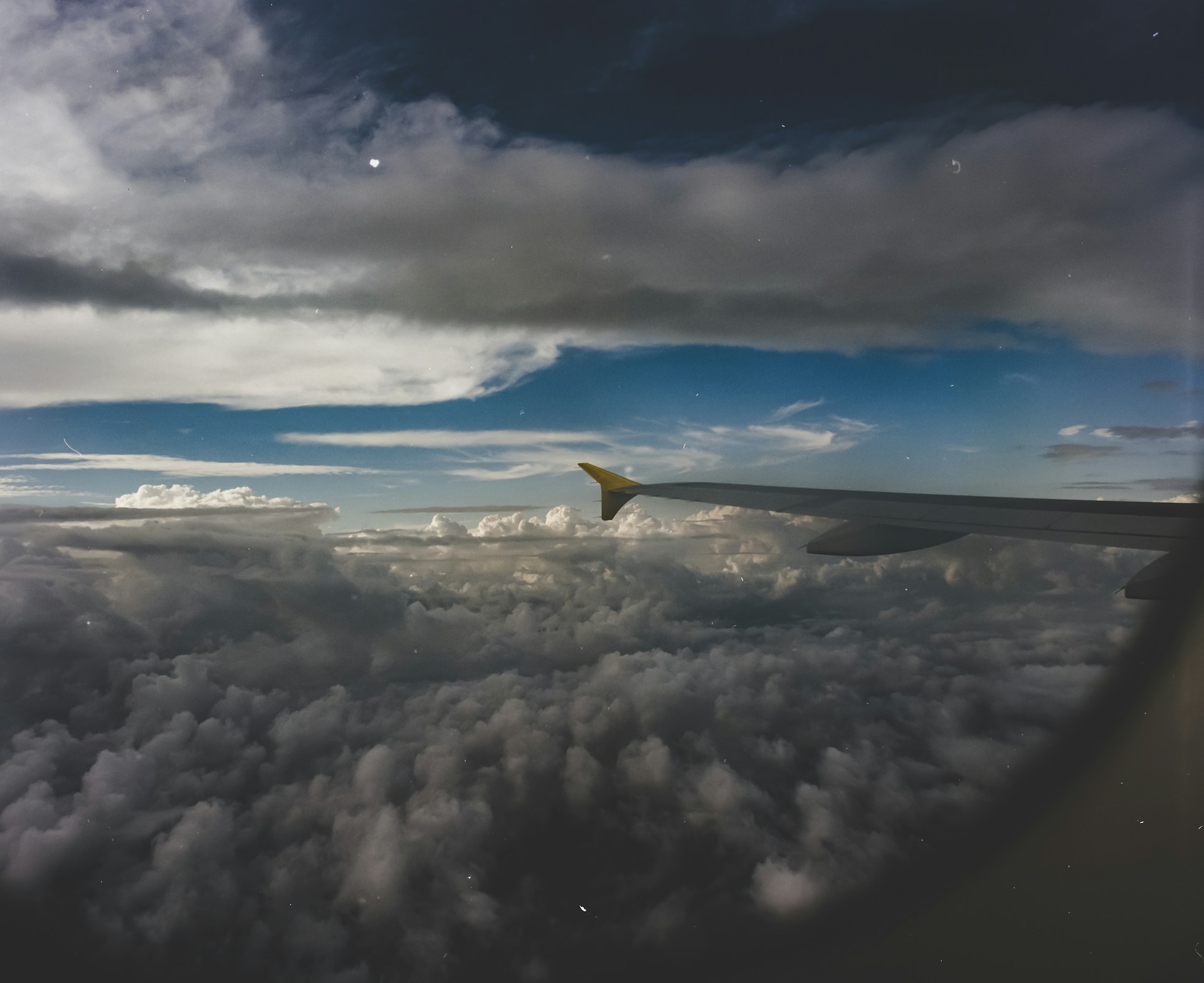 Une vue des nuages à travers le hublot d'un avion | Source : Unsplash