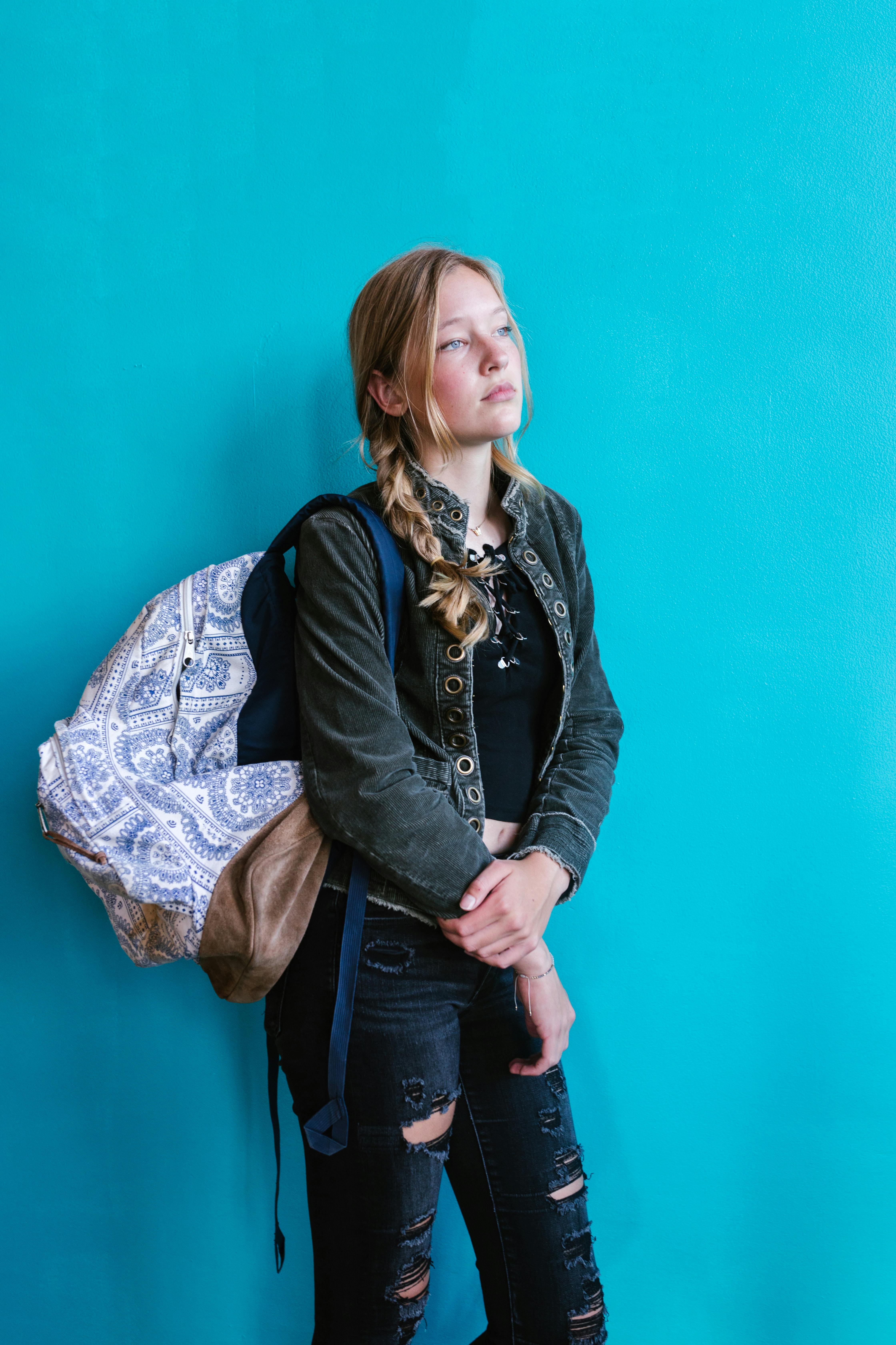 Une fille triste tenant un sac à dos | Source : Pexels