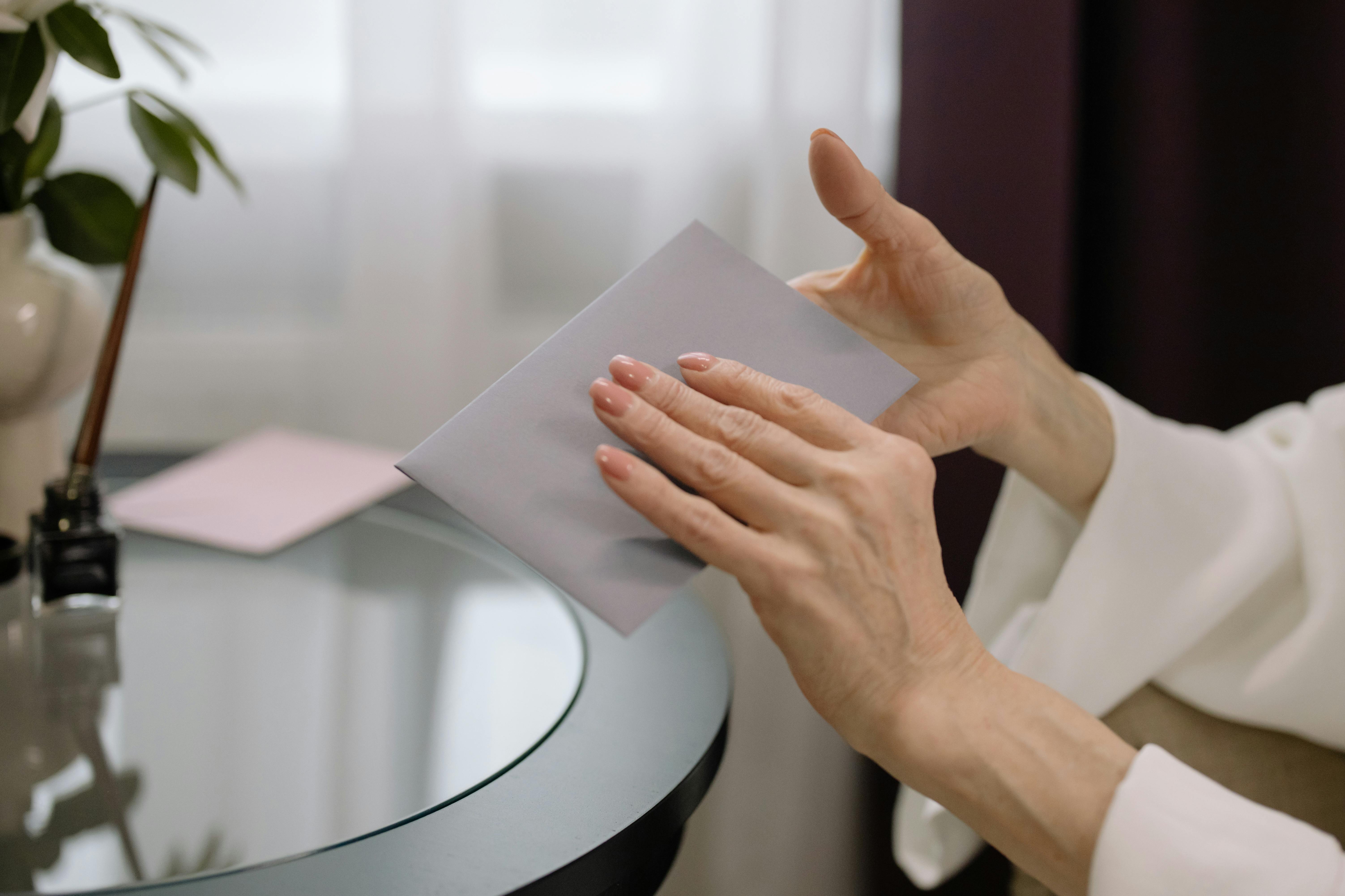 Une personne tenant une enveloppe | Source : Pexels