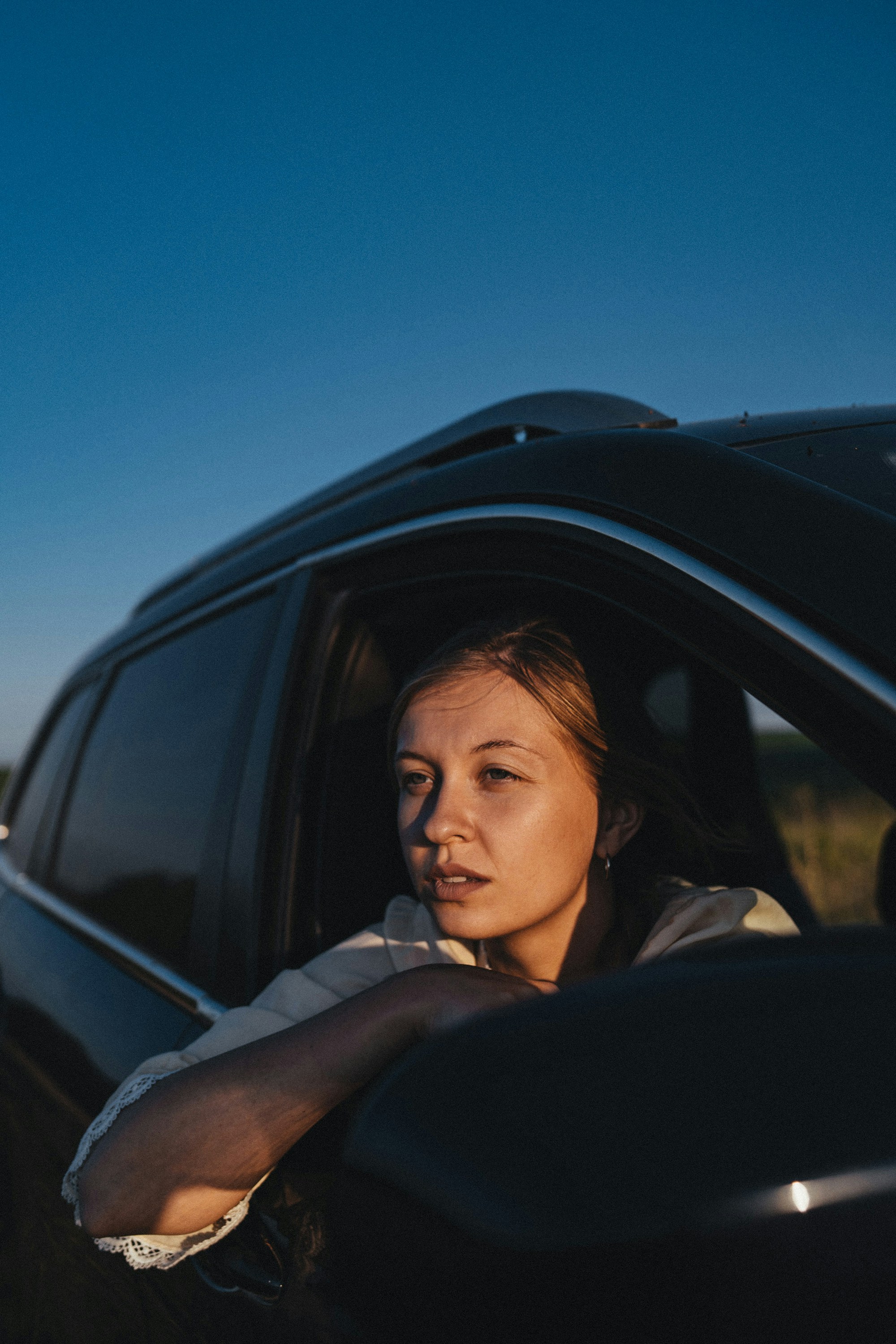 Une femme assise dans une voiture | Source : Unsplash