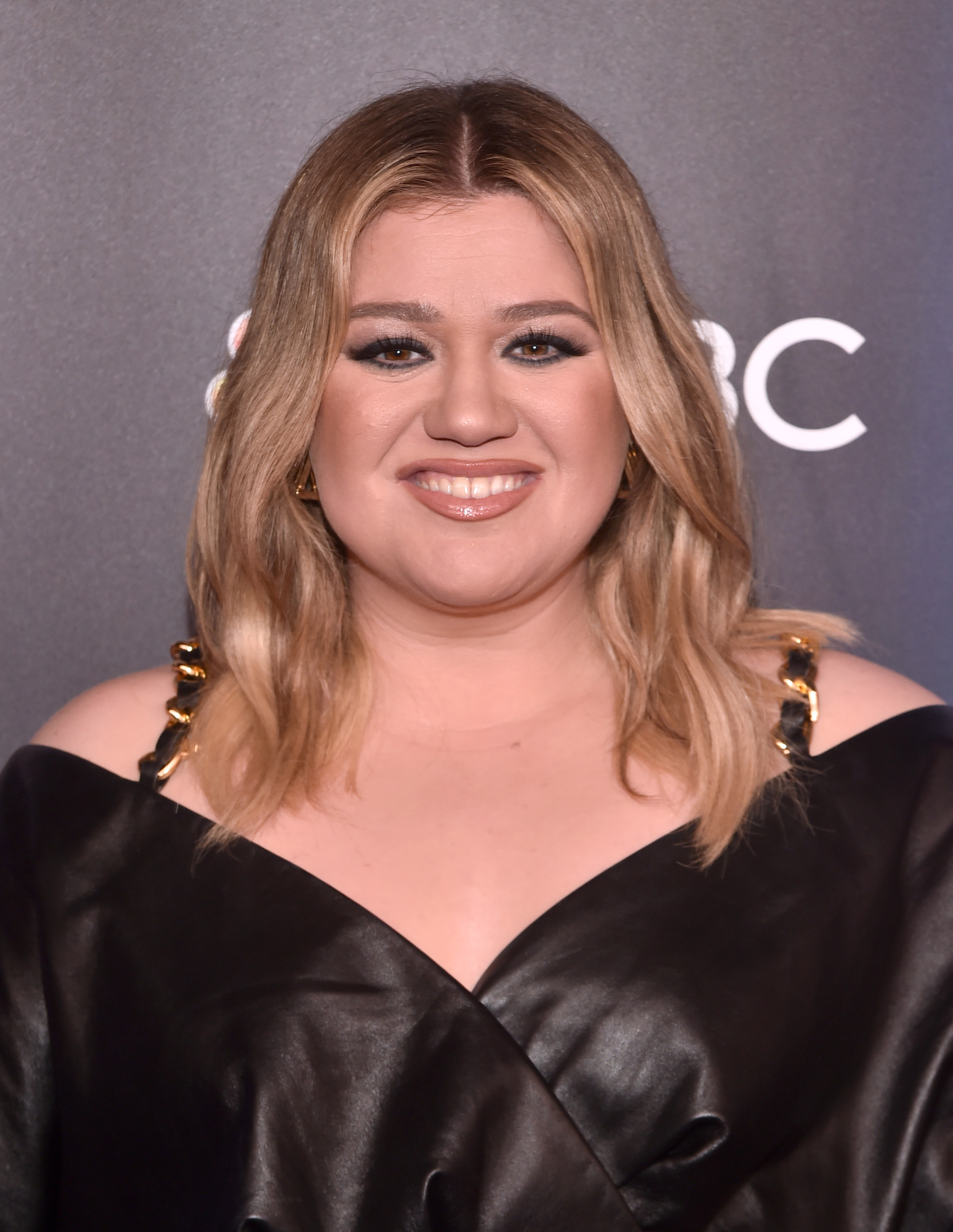 Kelly Clarkson à l'émission de NBC « American Song Contest » semaine 2 Tapis rouge le 28 mars 2022, à Universal City, Californie. | Source : Getty Images