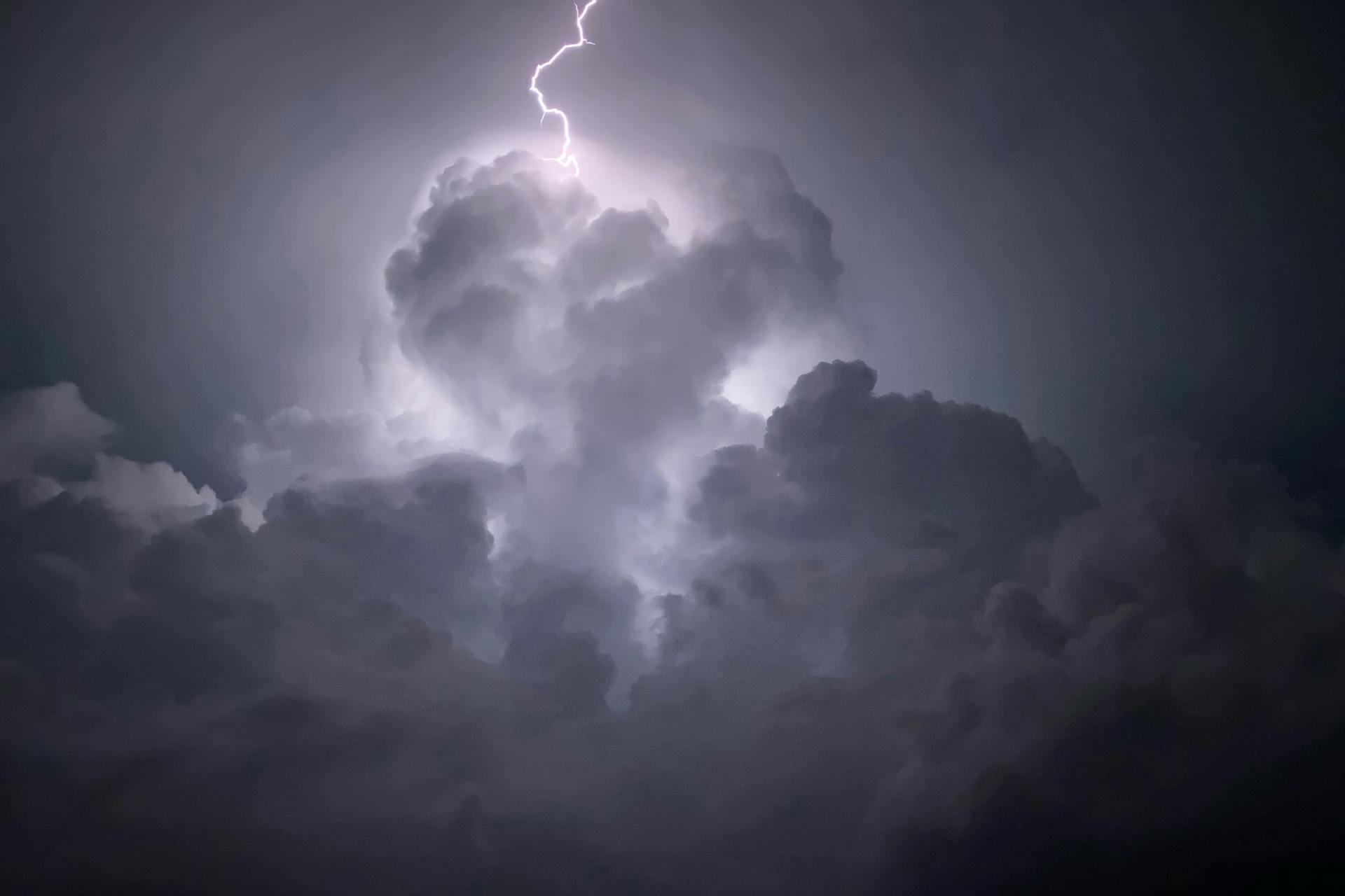Éclair dans le ciel nocturne nuageux | Source : Pexels