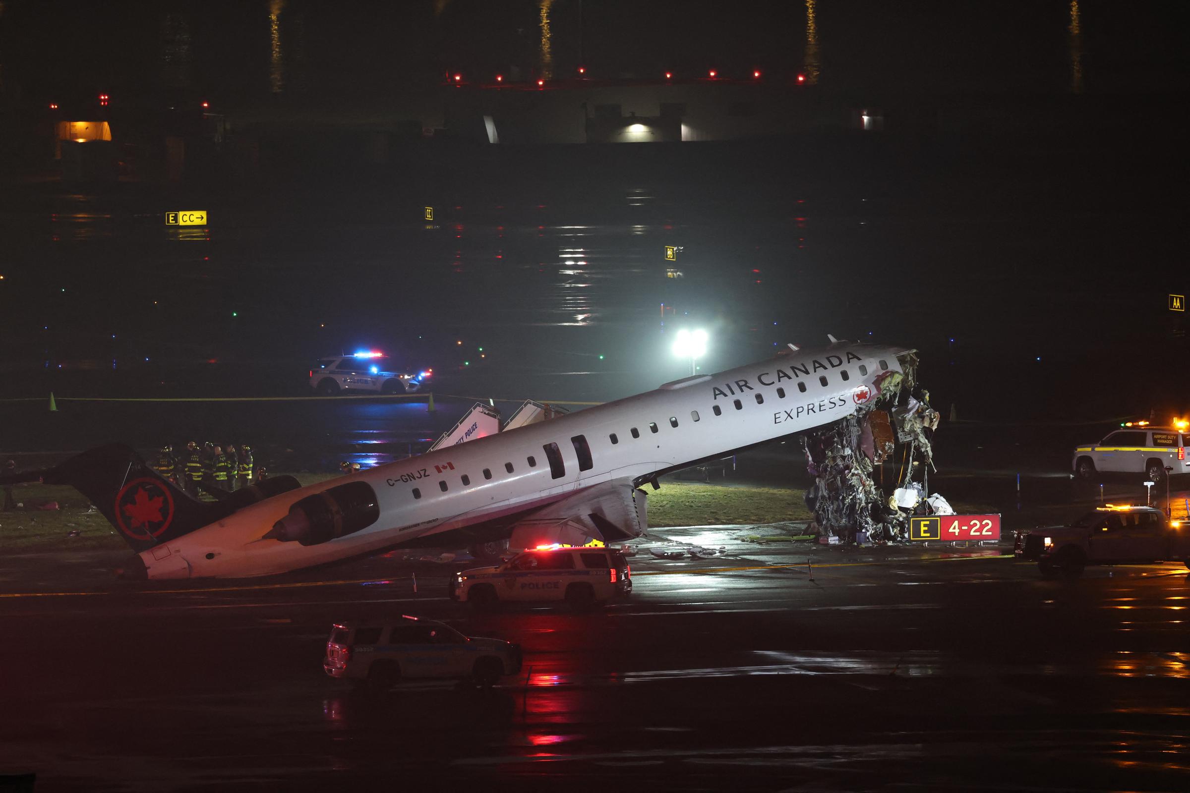 L'avion d'Air Canada Express est immobilisé sur la piste après avoir percuté un camion de pompiers à l'aéroport LaGuardia de New York. | Source : Getty Images
