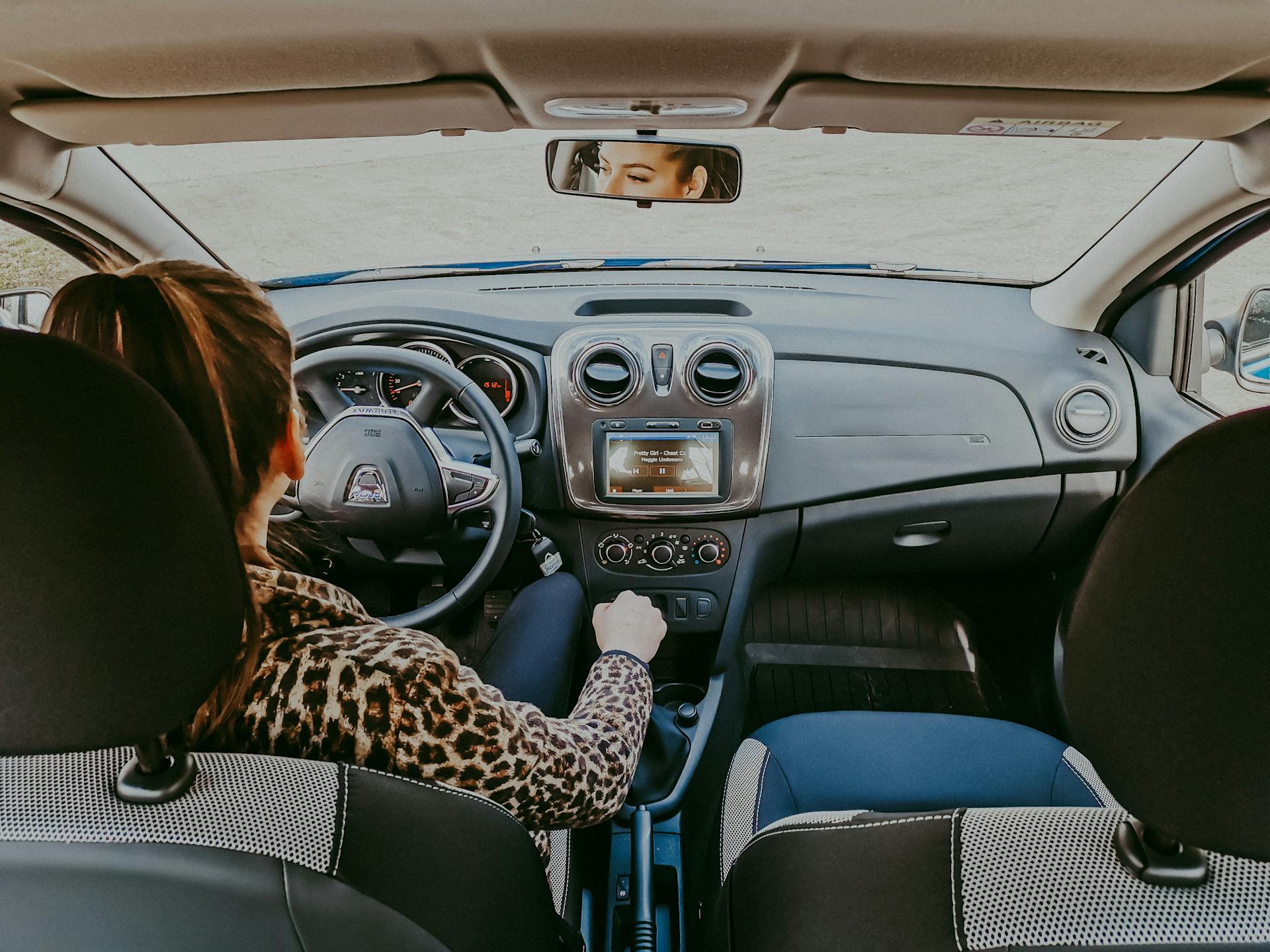 Une femme au volant d'une voiture | Source : Pexels