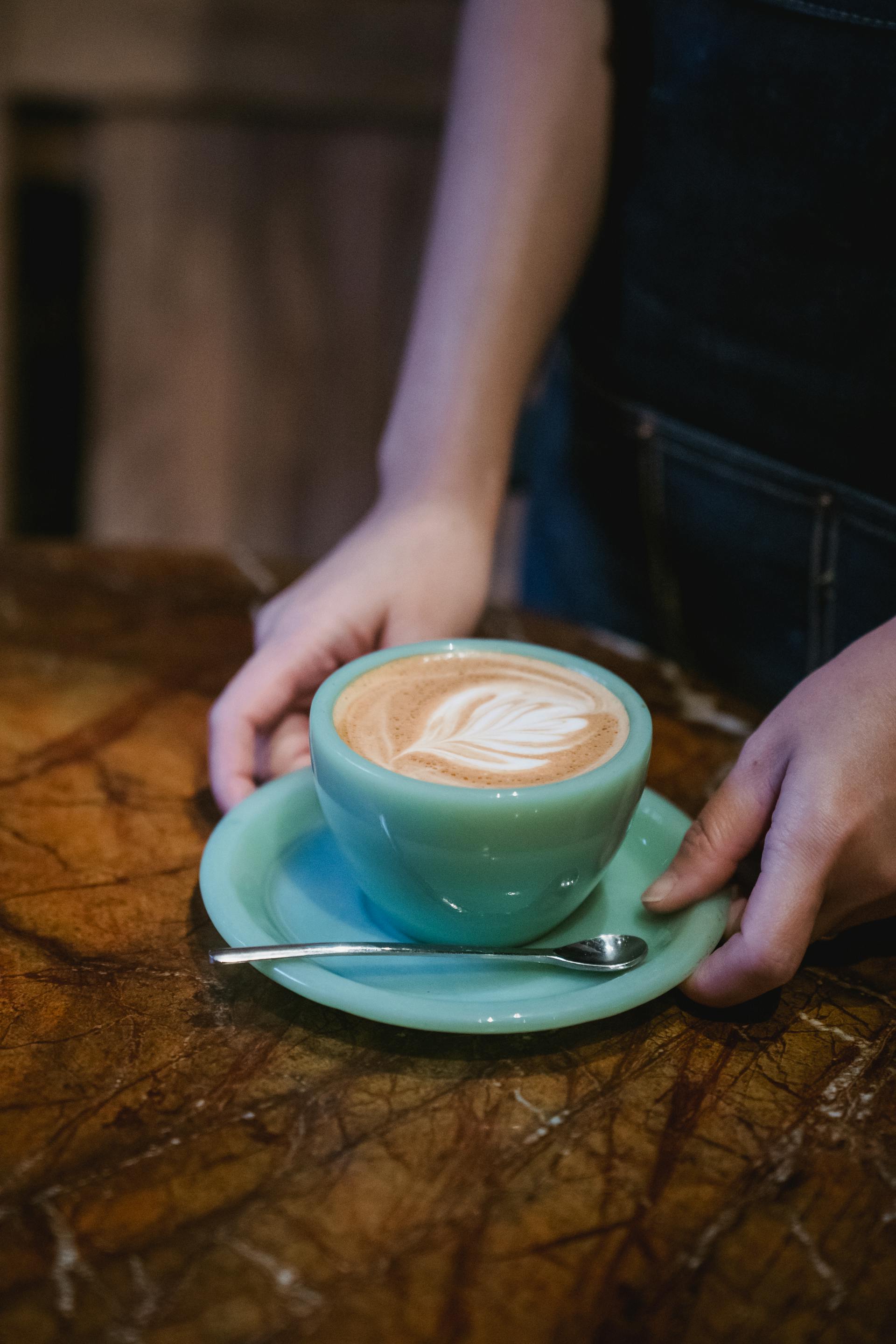 Gros plan sur une femme tenant une tasse de café | Source : Pexels