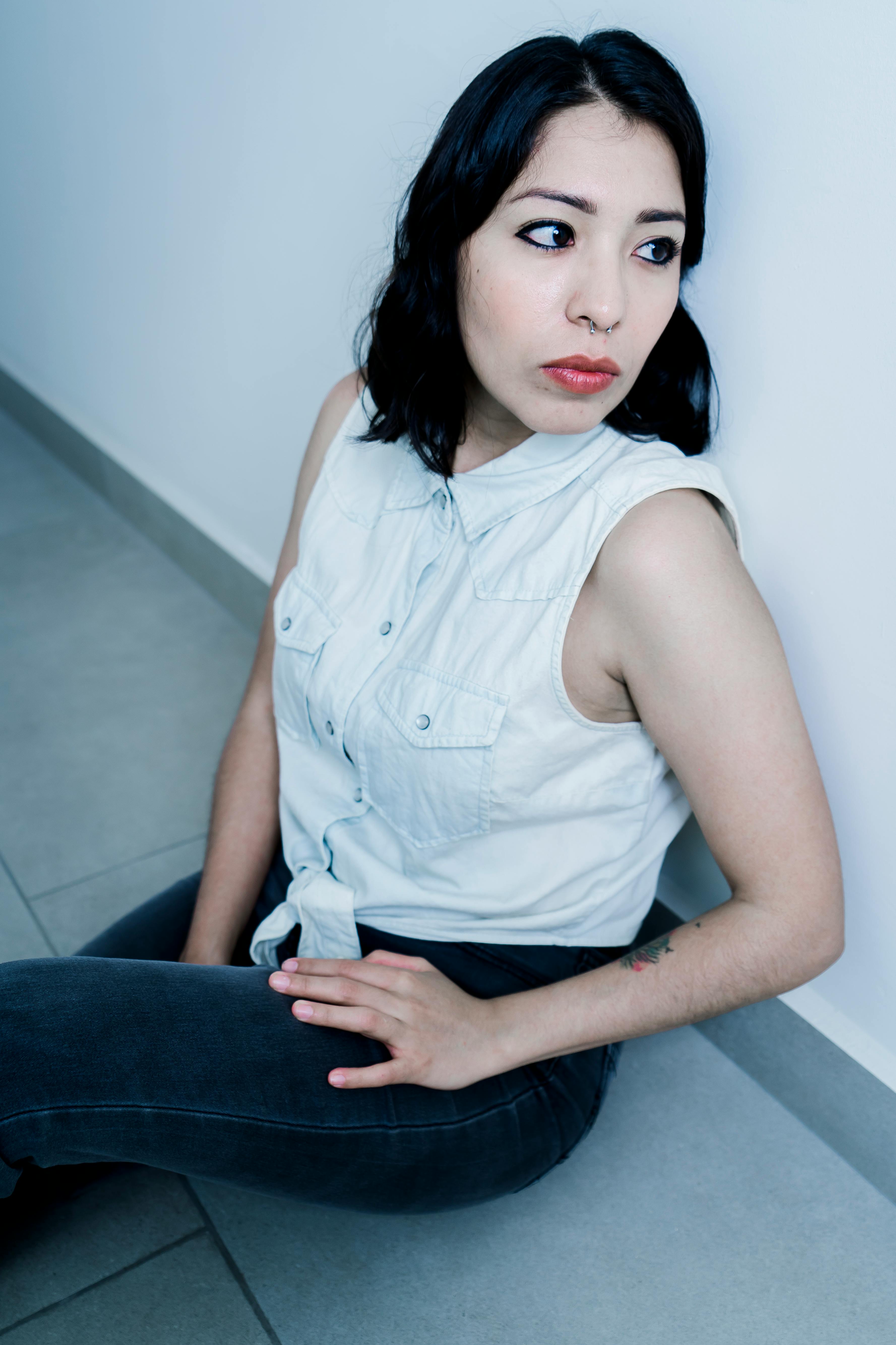 Une femme assise par terre | Source : Pexels