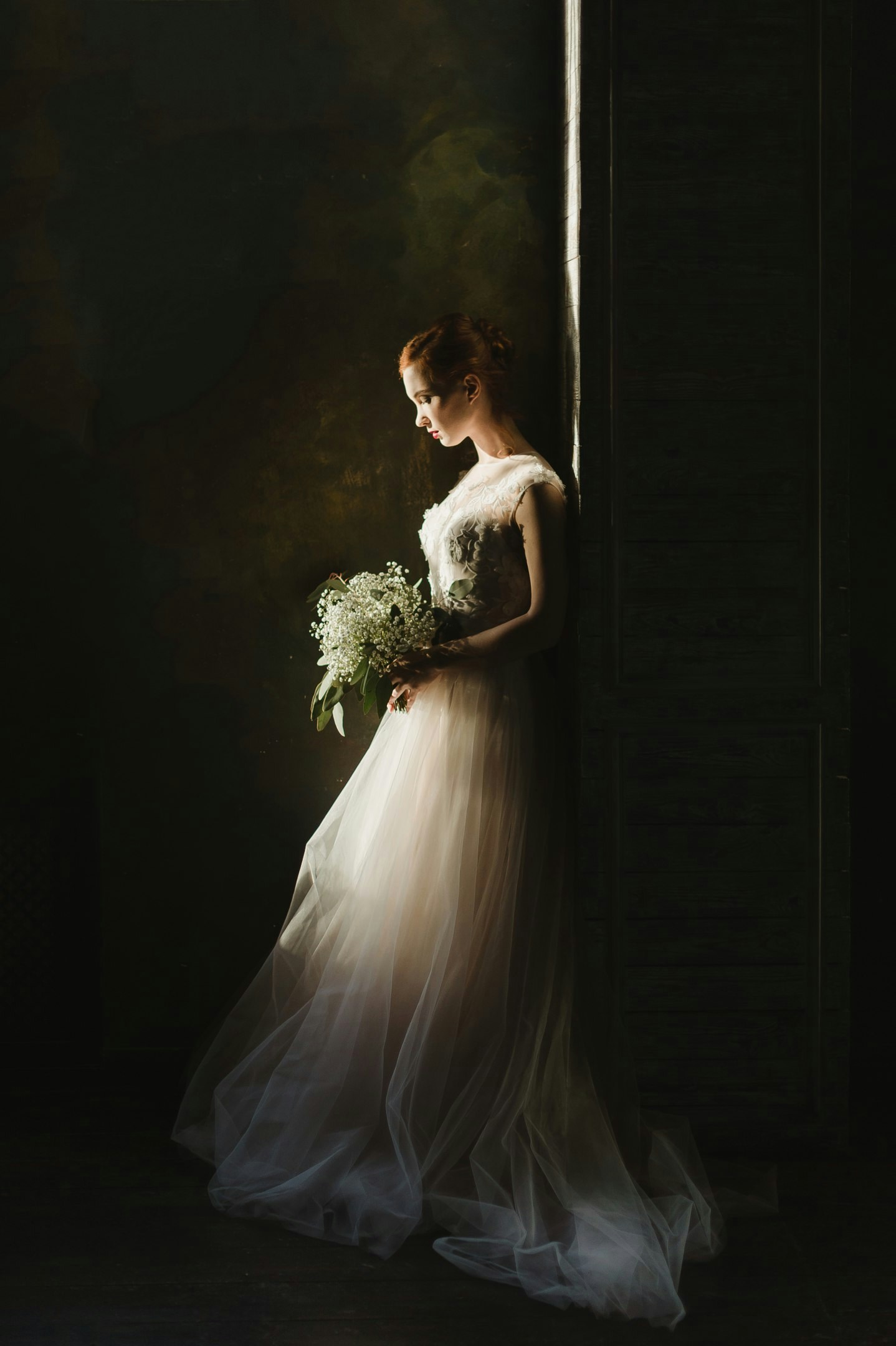 Une mariée tenant un bouquet de fleurs | Source : Unsplash