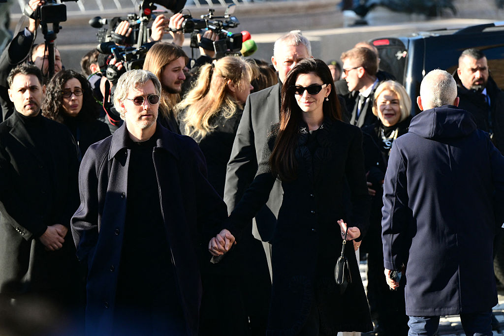 L'acteur américain Adam Shulman et l'actrice américaine Anne Hathaway (à droite) arrivent à la cérémonie funéraire du défunt créateur de mode italien Valentino Gavarani à la basilique Santa Maria degli Angeli e dei Martiri, à Rome, le 23 janvier 2026 I Source : Getty Images