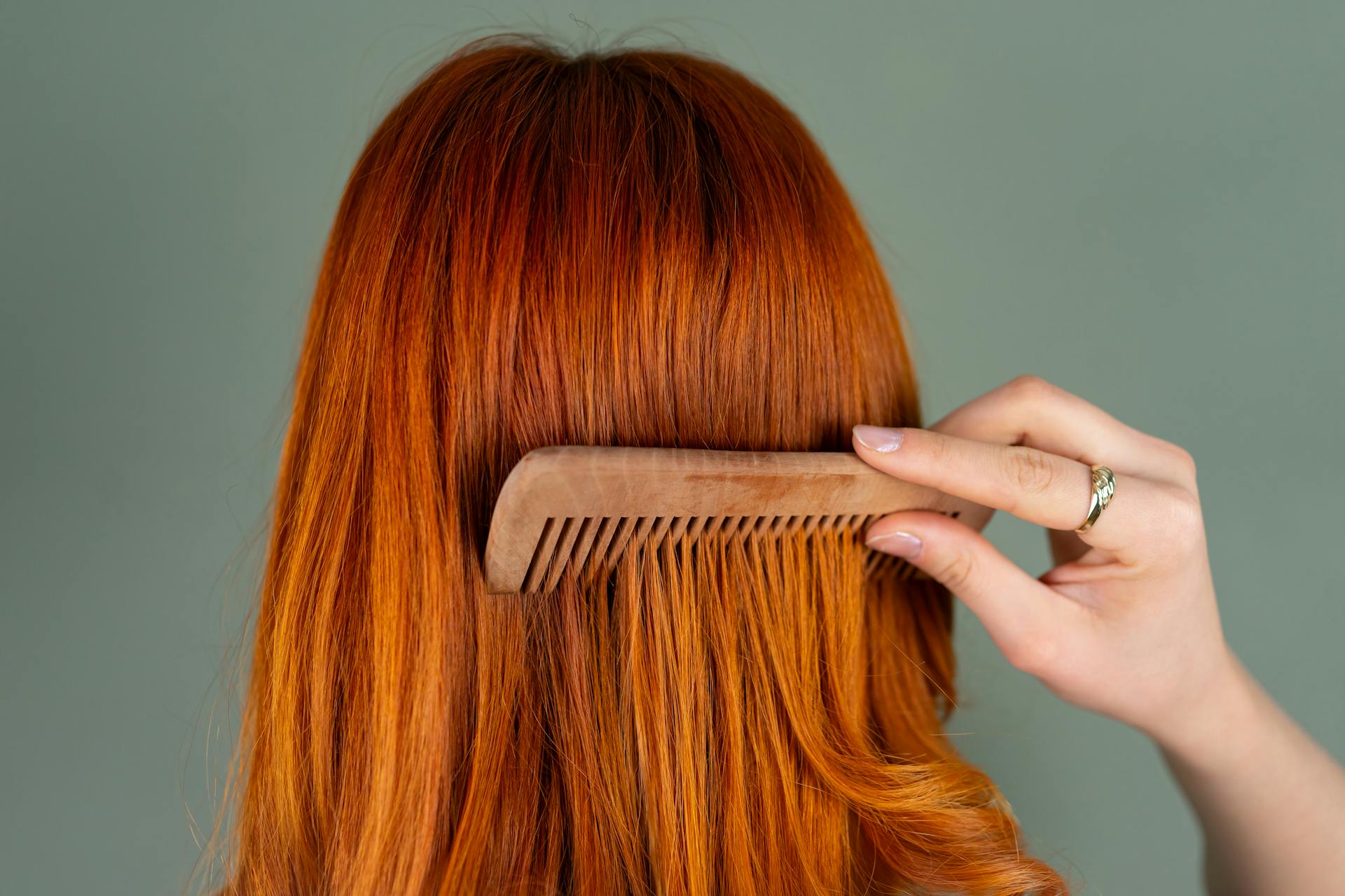 Une femme peignant ses cheveux auburn | Source : Pexels