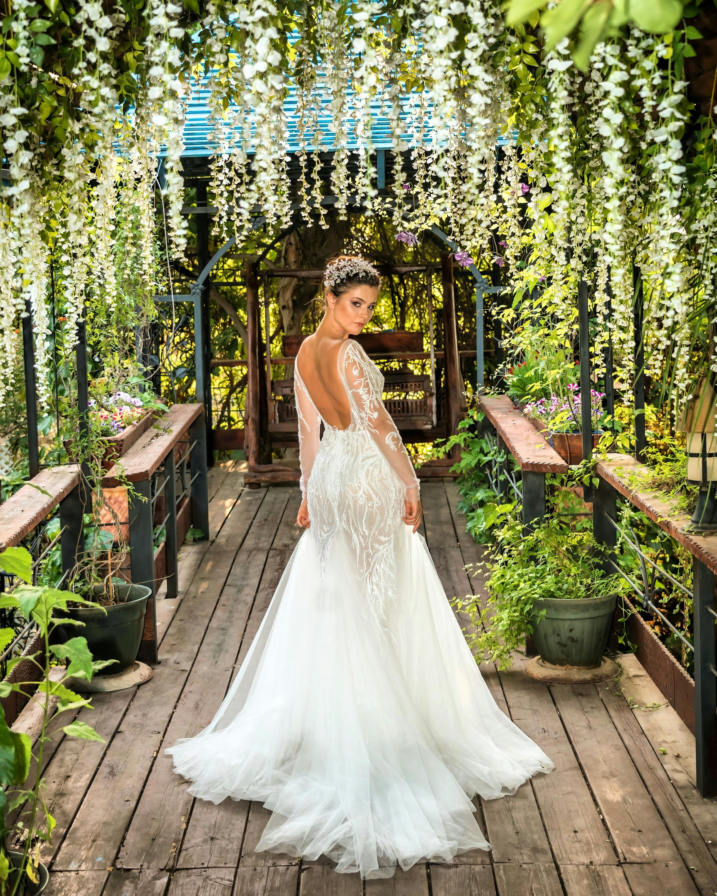 Une magnifique mariée debout dans un beau jardin | Source : Pexels