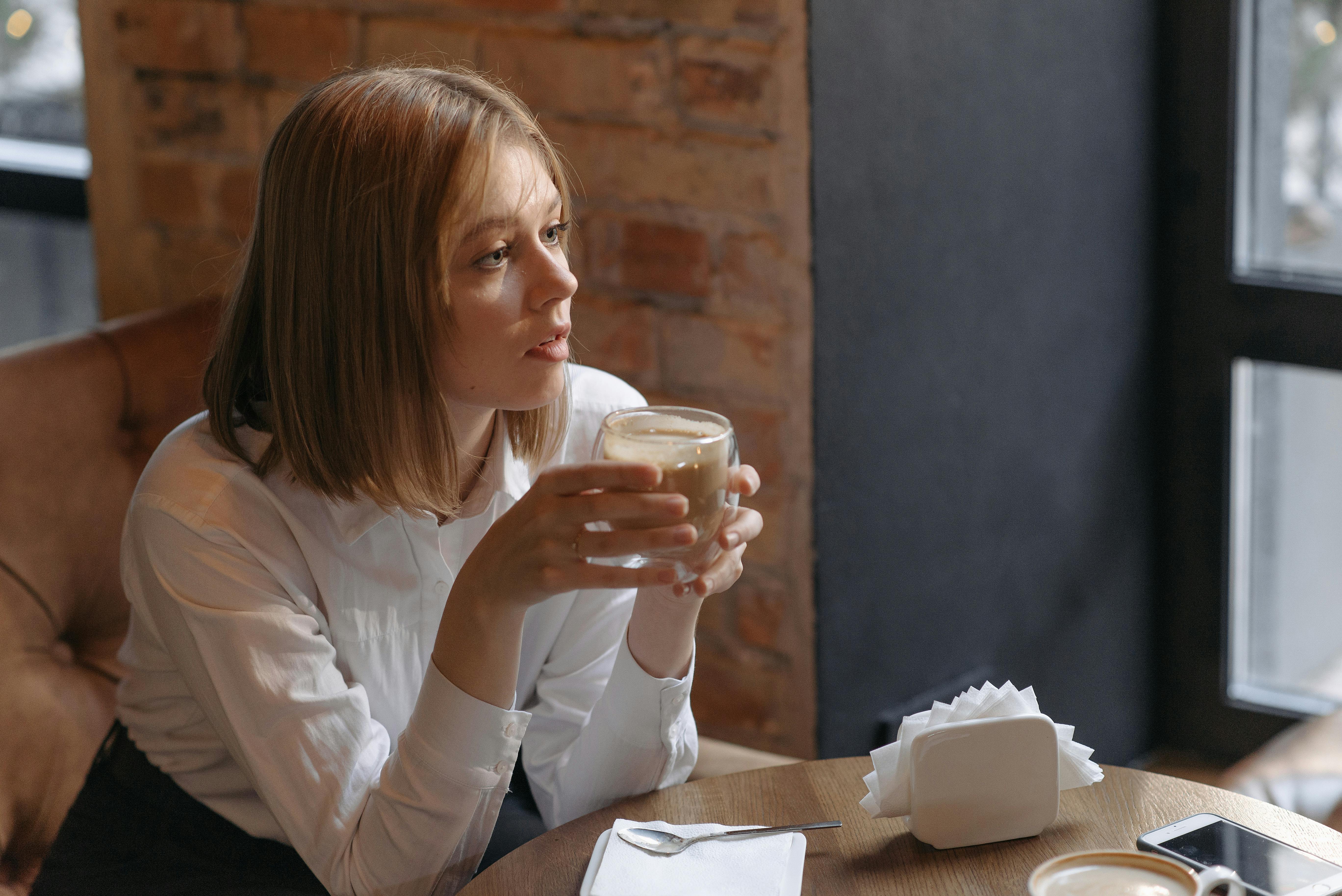 Femme prenant un café | Source : Pexels